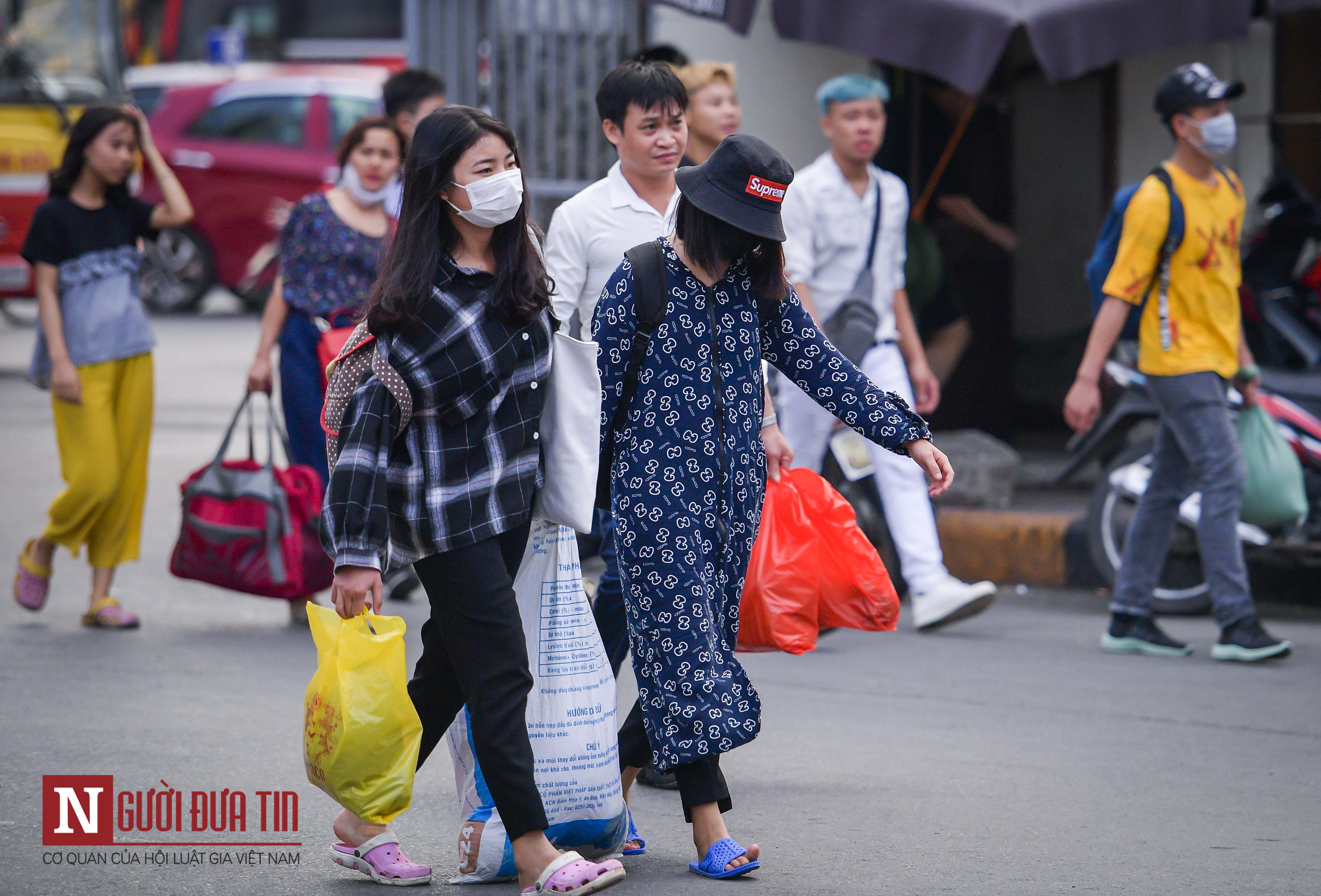 Tin nhanh - Người dân 'tay xách nách mang' hối hả trở lại Thủ đô sau dịp 2/9 (Hình 12).