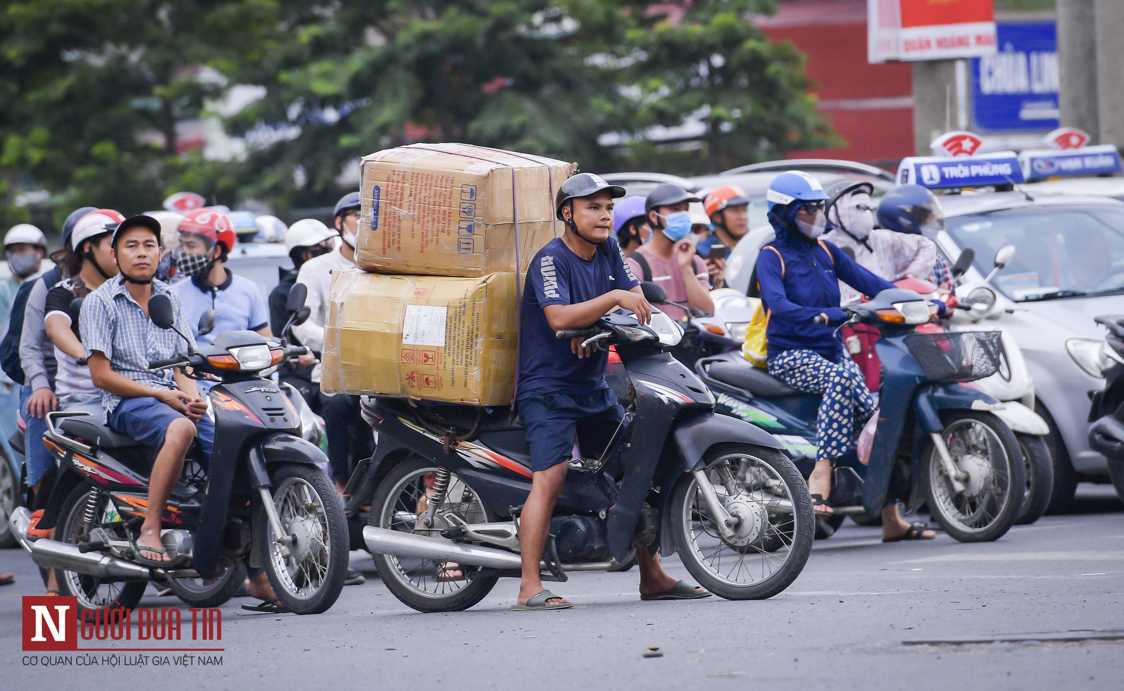 Tin nhanh - Người dân 'tay xách nách mang' hối hả trở lại Thủ đô sau dịp 2/9 (Hình 9).