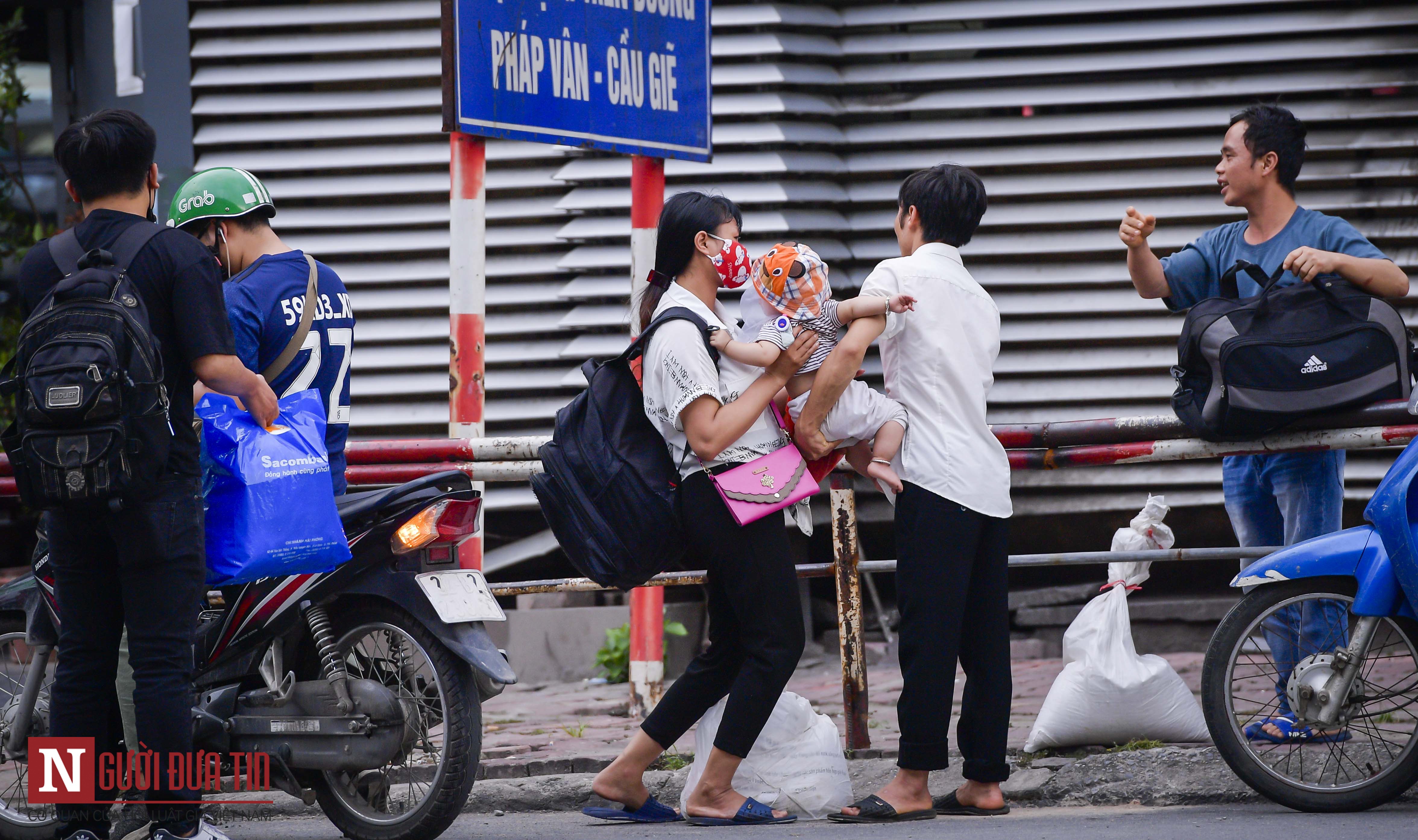 Tin nhanh - Người dân 'tay xách nách mang' hối hả trở lại Thủ đô sau dịp 2/9 (Hình 7).