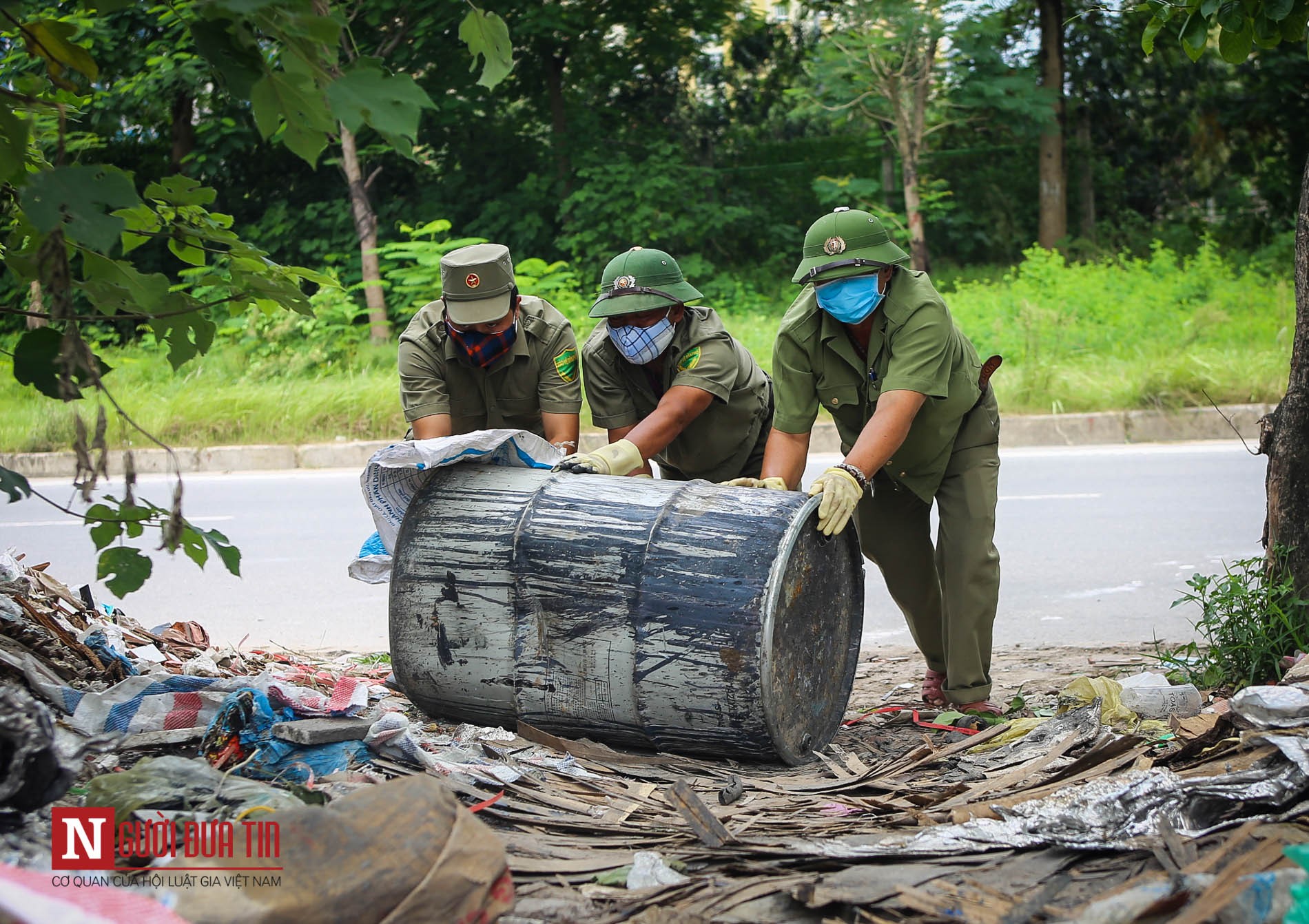 Môi trường - Hàng loạt thùng phuy nghi chứa hóa chất độc hại bị đổ trộm ra Đại lộ Thăng Long (Hình 9).