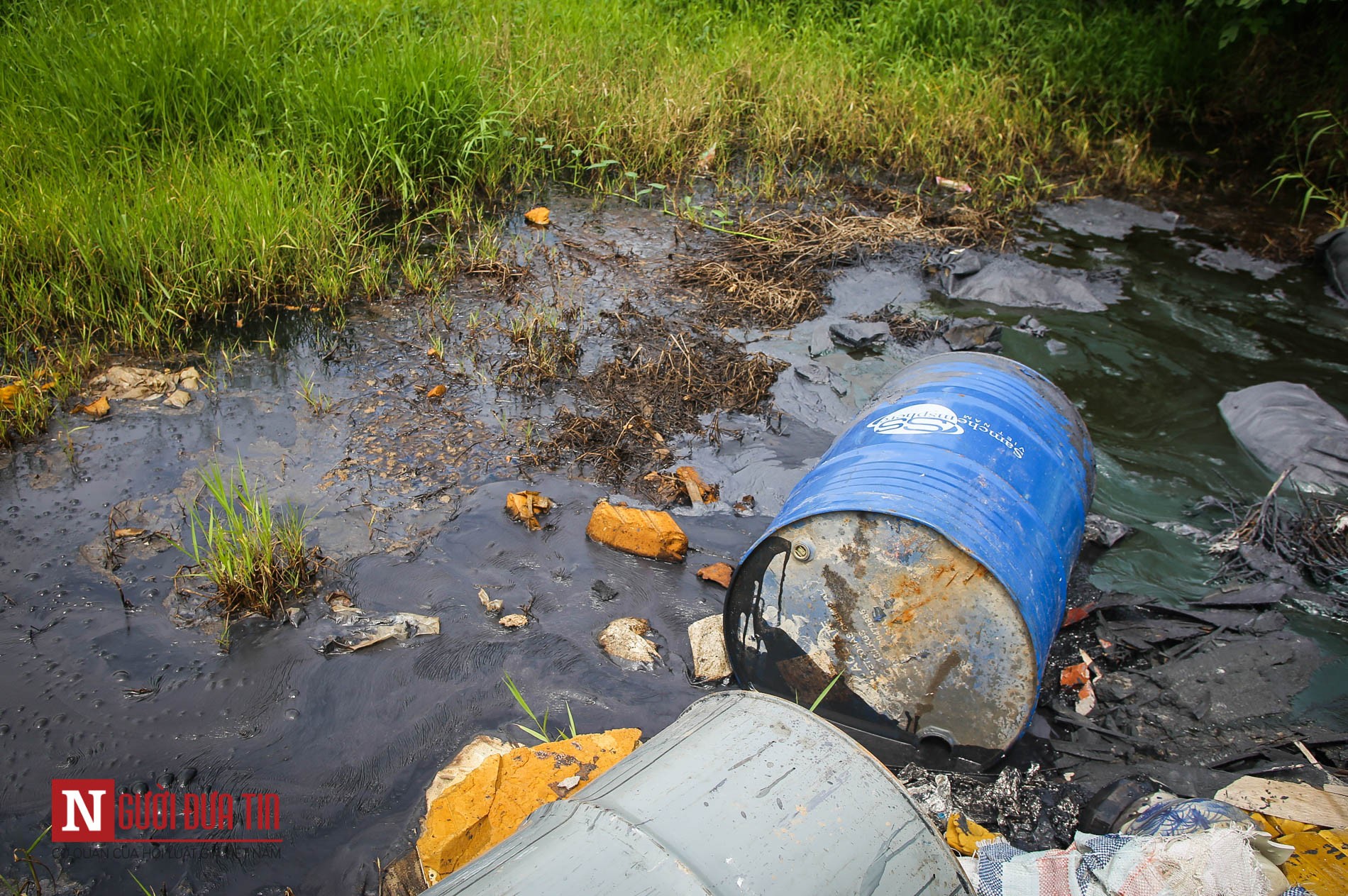 Môi trường - Hàng loạt thùng phuy nghi chứa hóa chất độc hại bị đổ trộm ra Đại lộ Thăng Long (Hình 4).