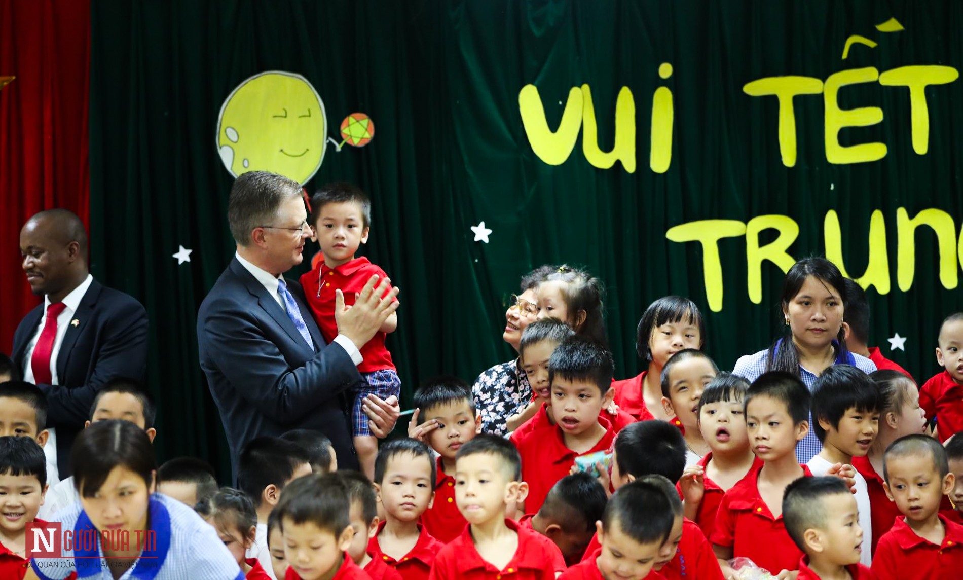 Văn hoá - Đại sứ Mỹ đón Tết Trung thu sớm cùng trẻ em tự kỷ (Hình 3).