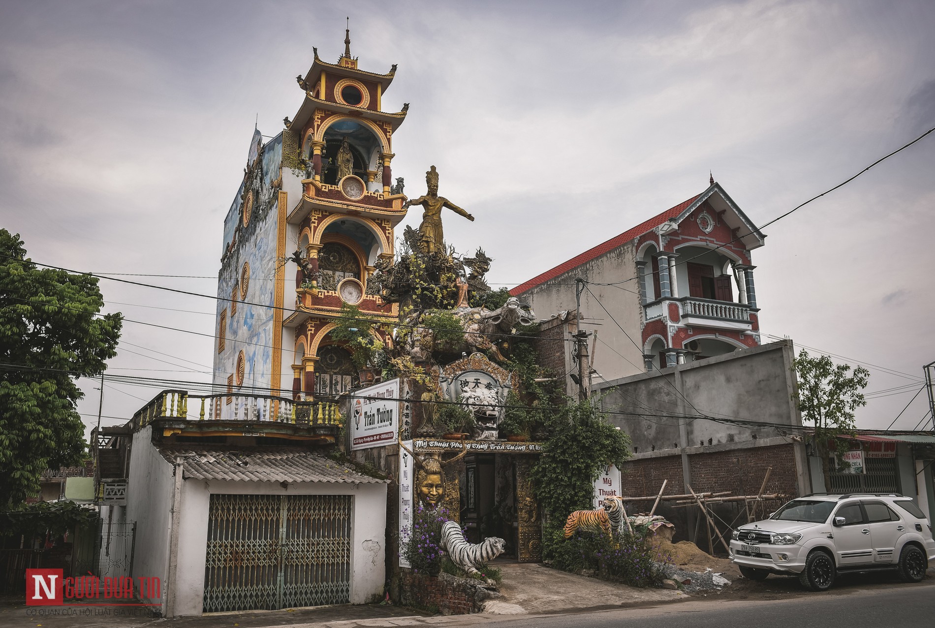 Văn hoá - Cận cảnh ngôi nhà phong thủy kì quái ở Hưng Yên