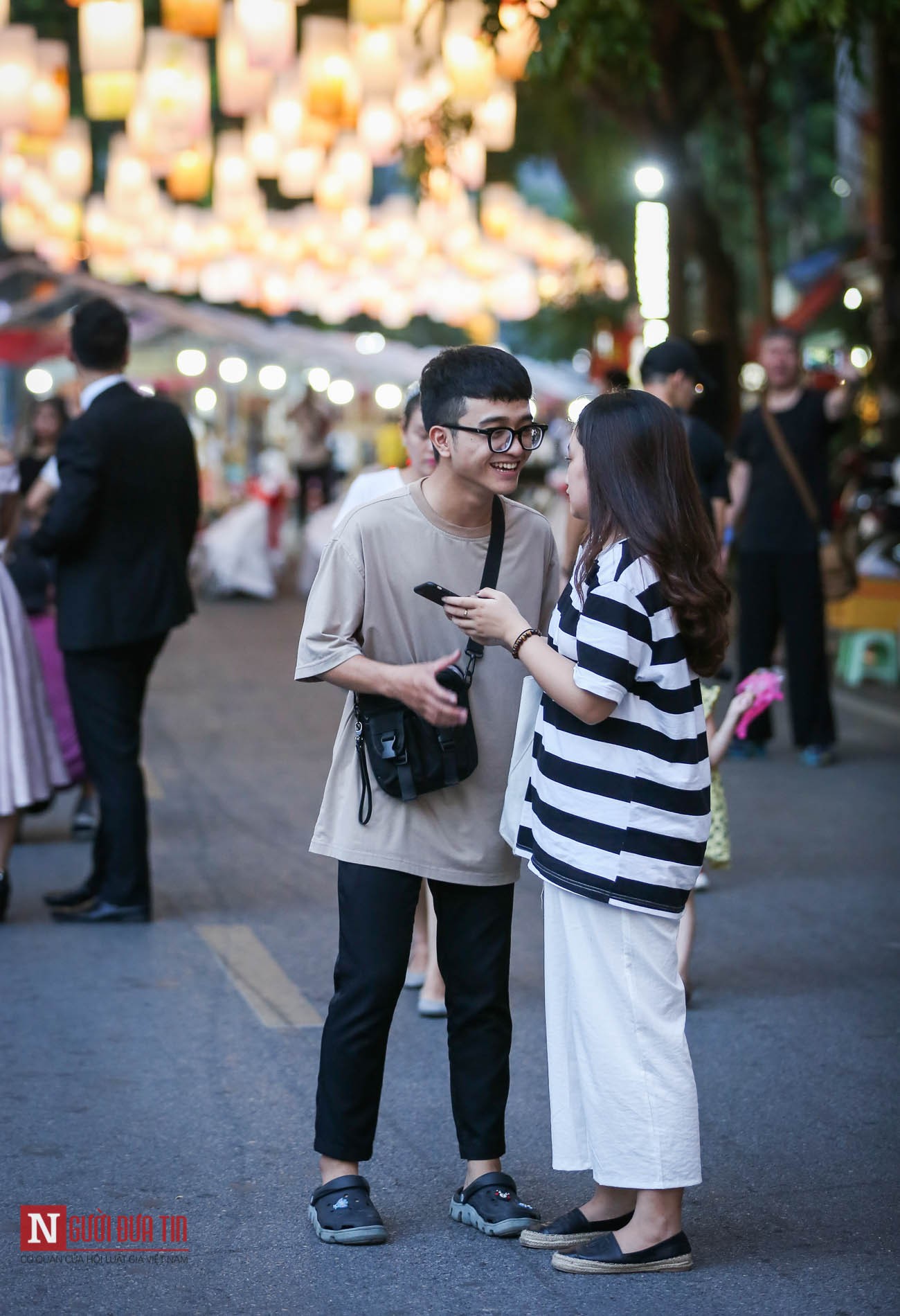 Văn hoá - Hàng ngàn người đổ về “check in” cung đường kỳ ảo tại phố bích hoạ Hà Nội (Hình 5).