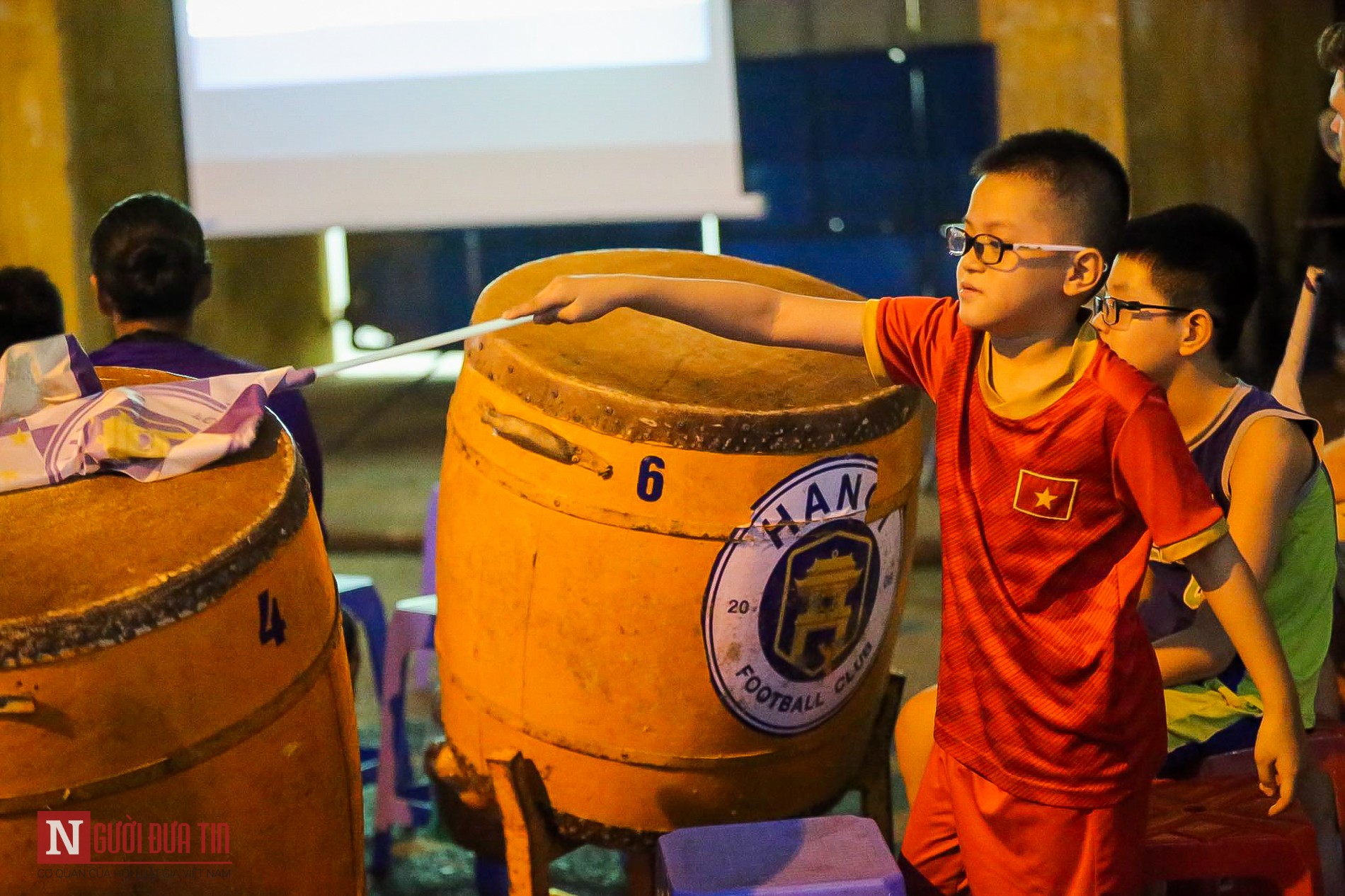 Thể thao - Hàng trăm CĐV Hà Nội lắp máy chiếu cổ vũ, tiếp lửa đội nhà ngoài SVĐ Hàng Đẫy (Hình 3).