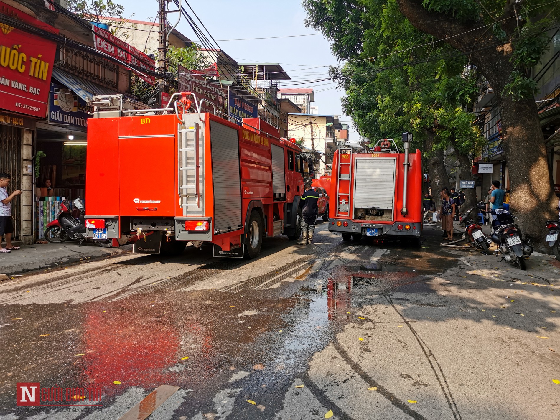 Tin nhanh - Hà Nội: Cháy lớn thiêu rụi cửa hàng nội thất đường Đê La Thành (Hình 10).