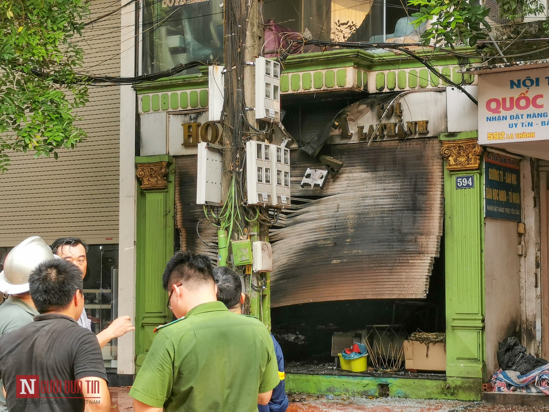 Tin nhanh - Hà Nội: Cháy lớn thiêu rụi cửa hàng nội thất đường Đê La Thành (Hình 6).