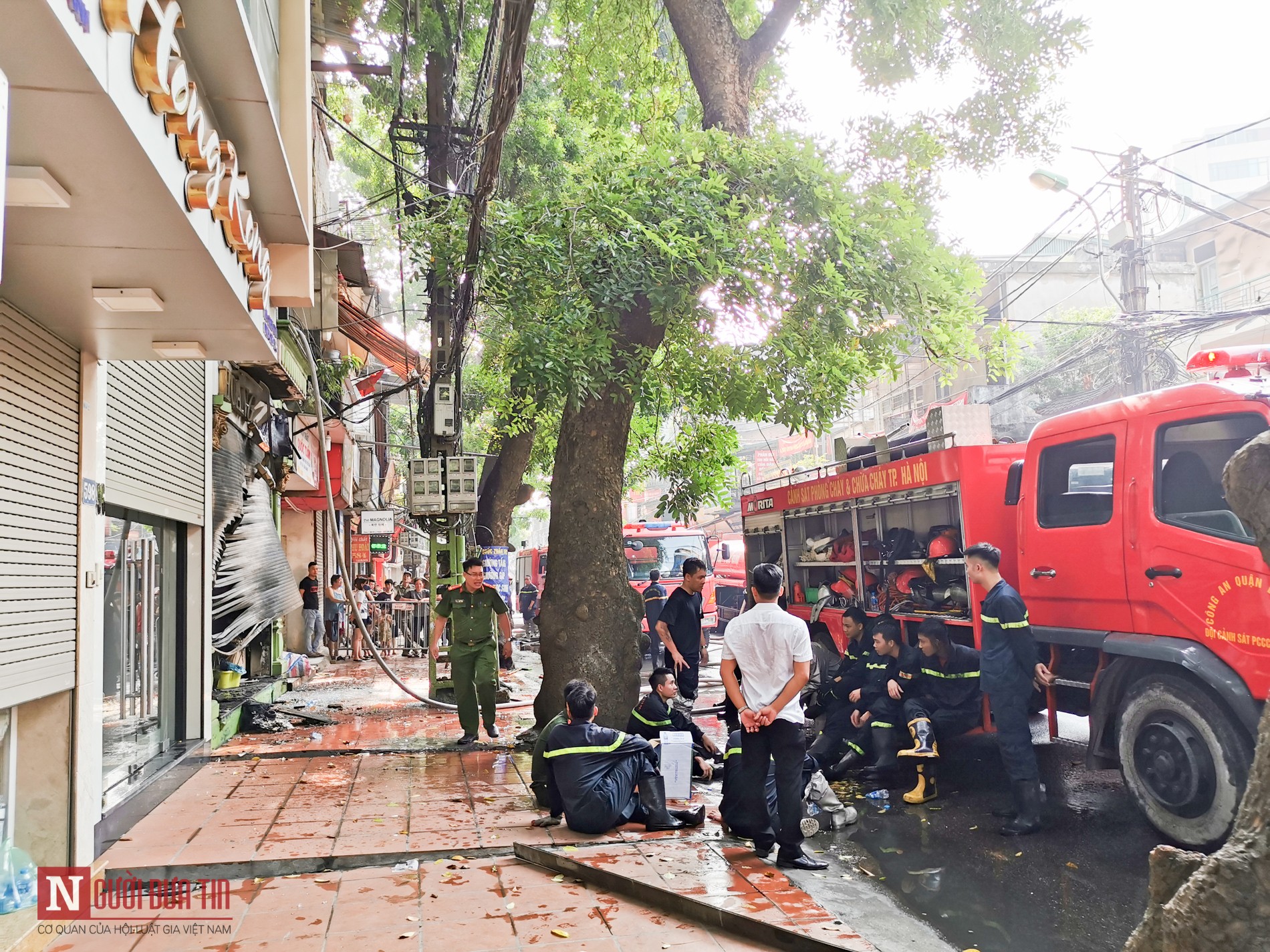 Tin nhanh - Hà Nội: Cháy lớn thiêu rụi cửa hàng nội thất đường Đê La Thành (Hình 8).