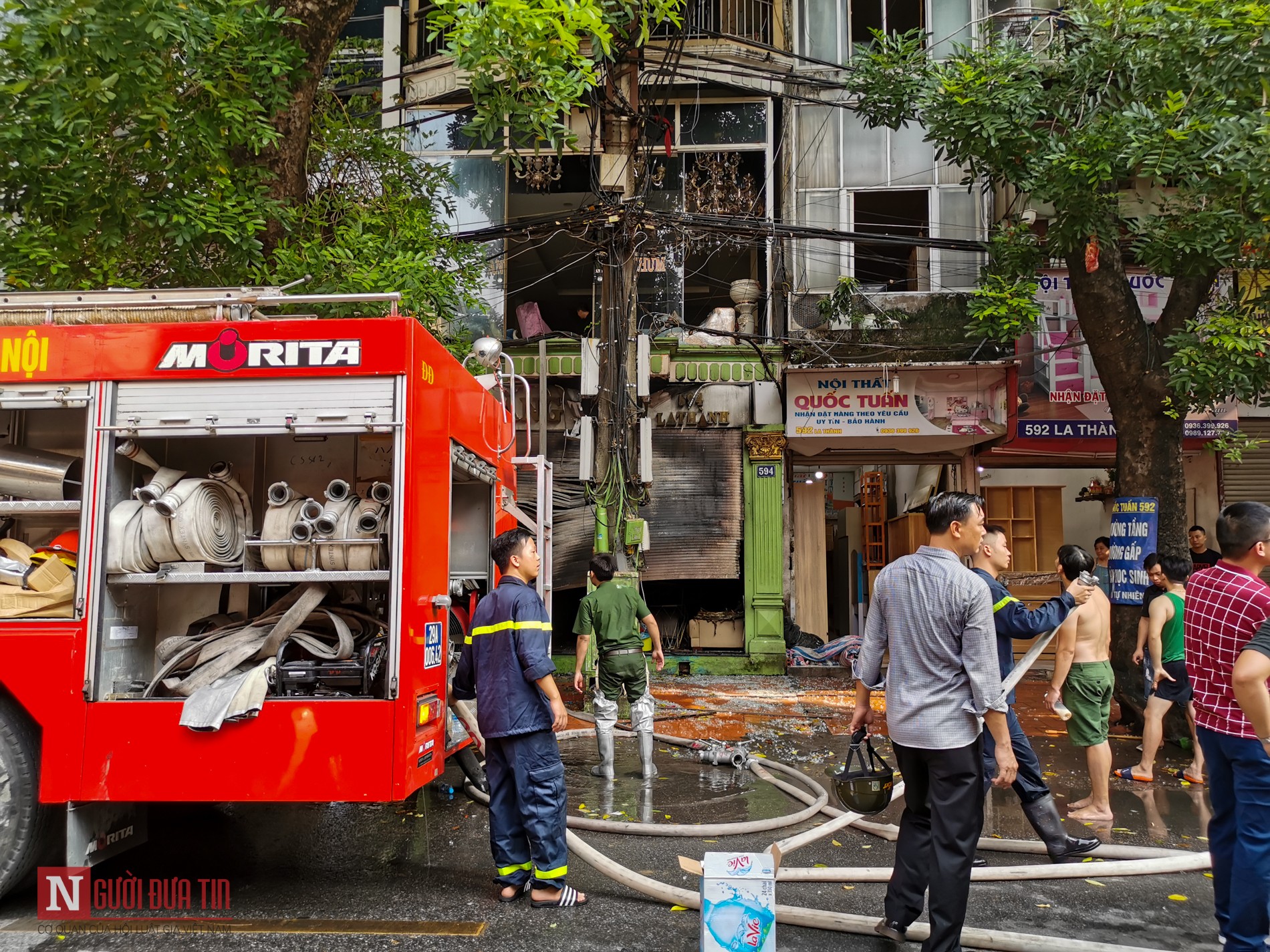 Tin nhanh - Hà Nội: Cháy lớn thiêu rụi cửa hàng nội thất đường Đê La Thành (Hình 3).