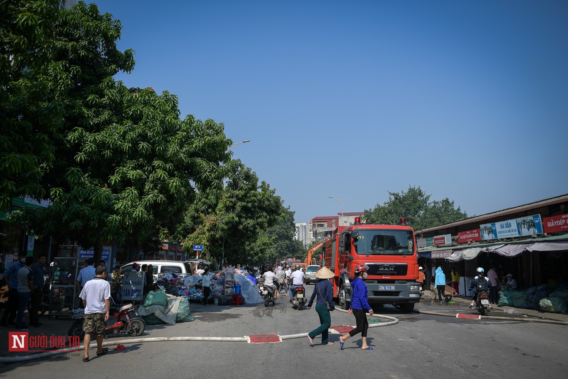 Tin nhanh - Hà Nội: Cháy lớn chợ Tó, thiêu rụi nhiều gian hàng (Hình 2).