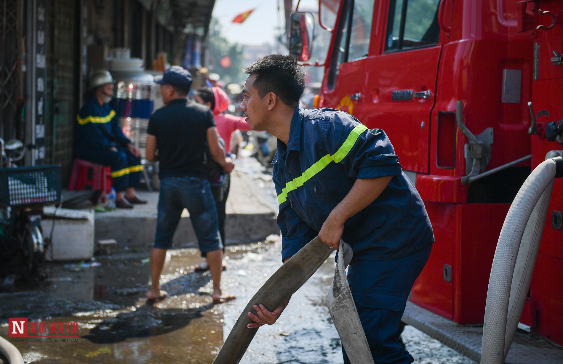 Tin nhanh - Hà Nội: Cháy lớn chợ Tó, thiêu rụi nhiều gian hàng (Hình 5).