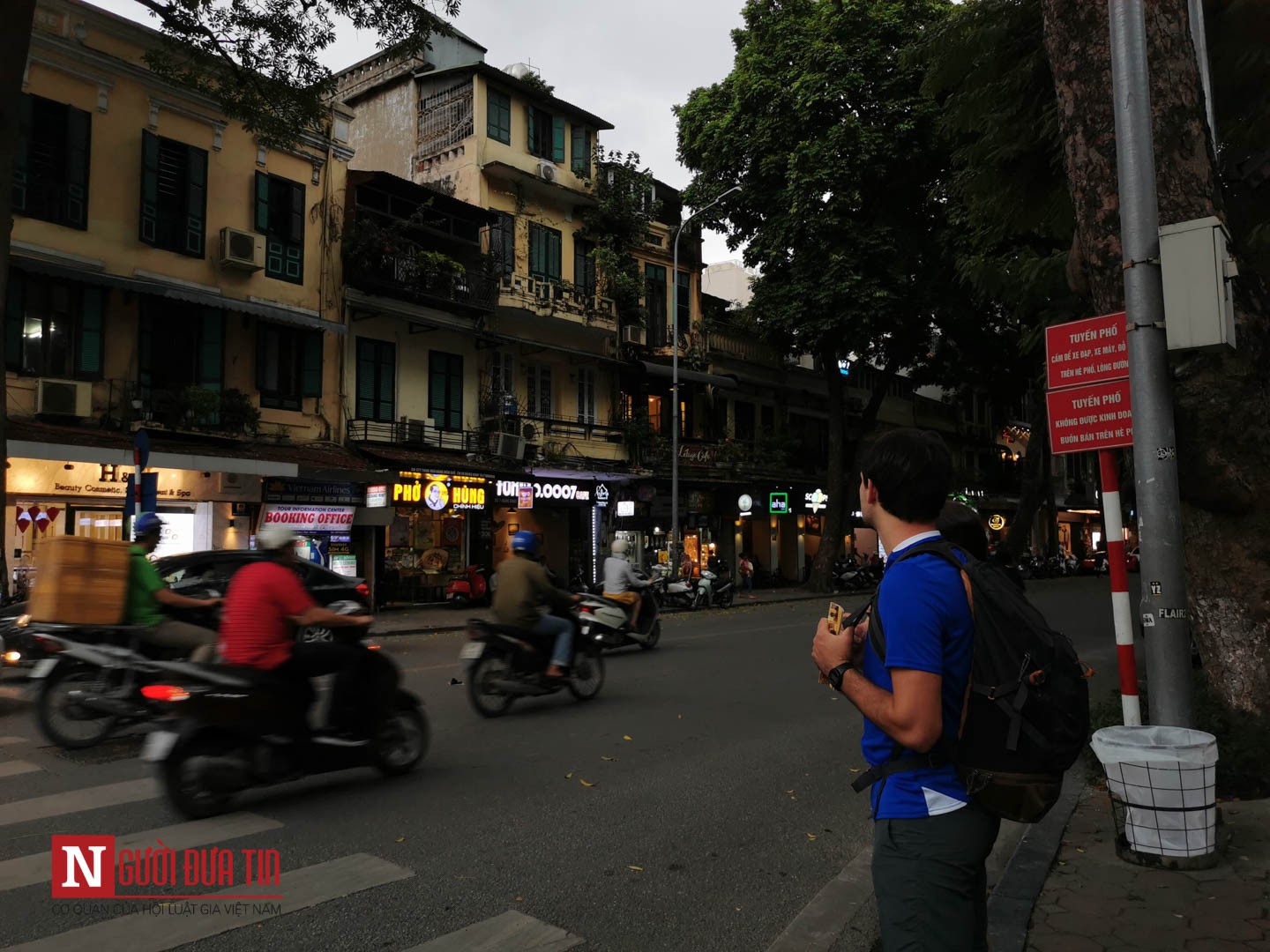 Tin nhanh - Hà Nội: 3h chiều, trời tối đen như mực, người dân bật đèn xe di chuyển (Hình 5).