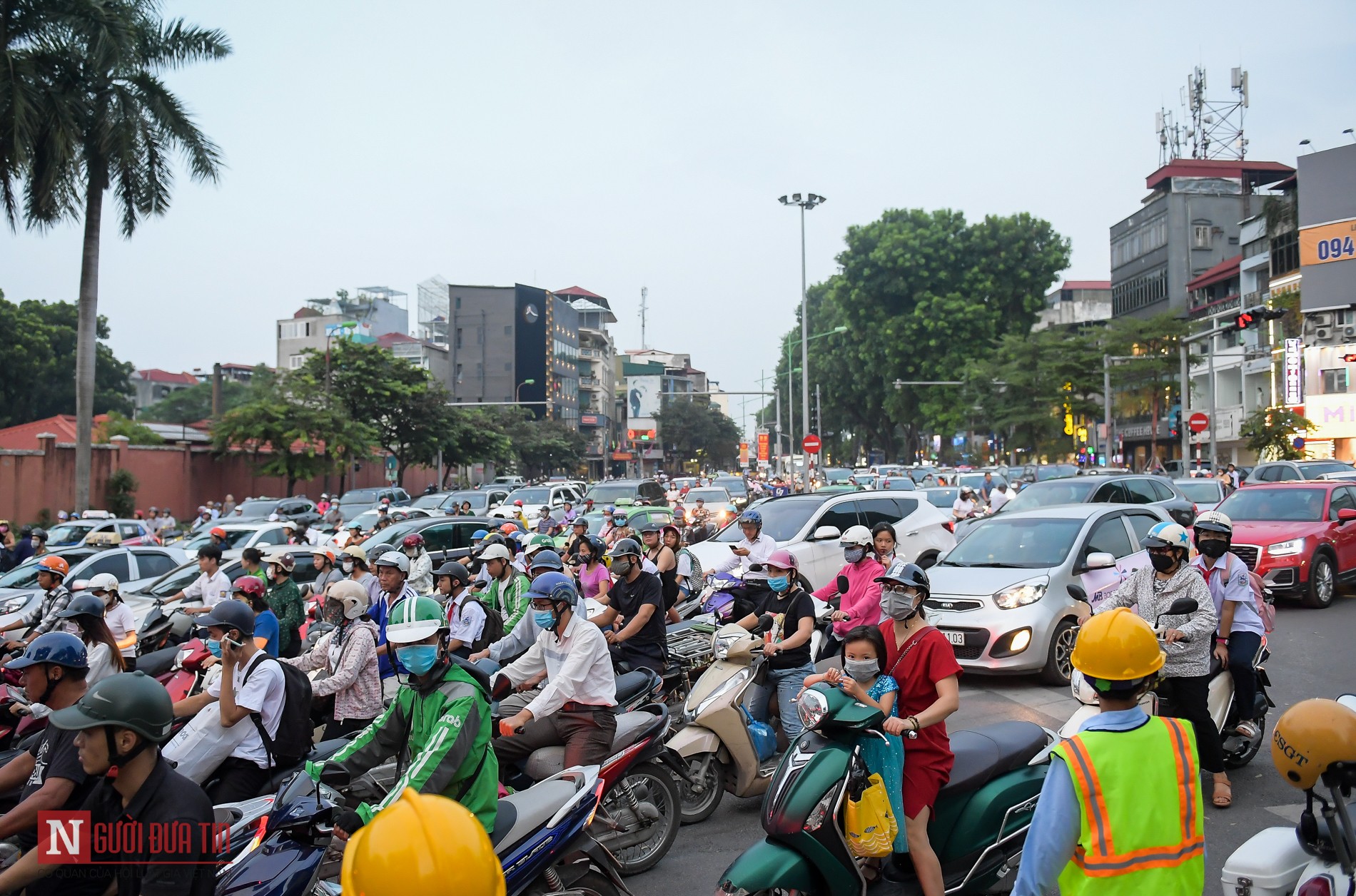 Tin nhanh - Hà Nội: Rào đường Kim Mã khiến giao thông ùn tắc  (Hình 2).