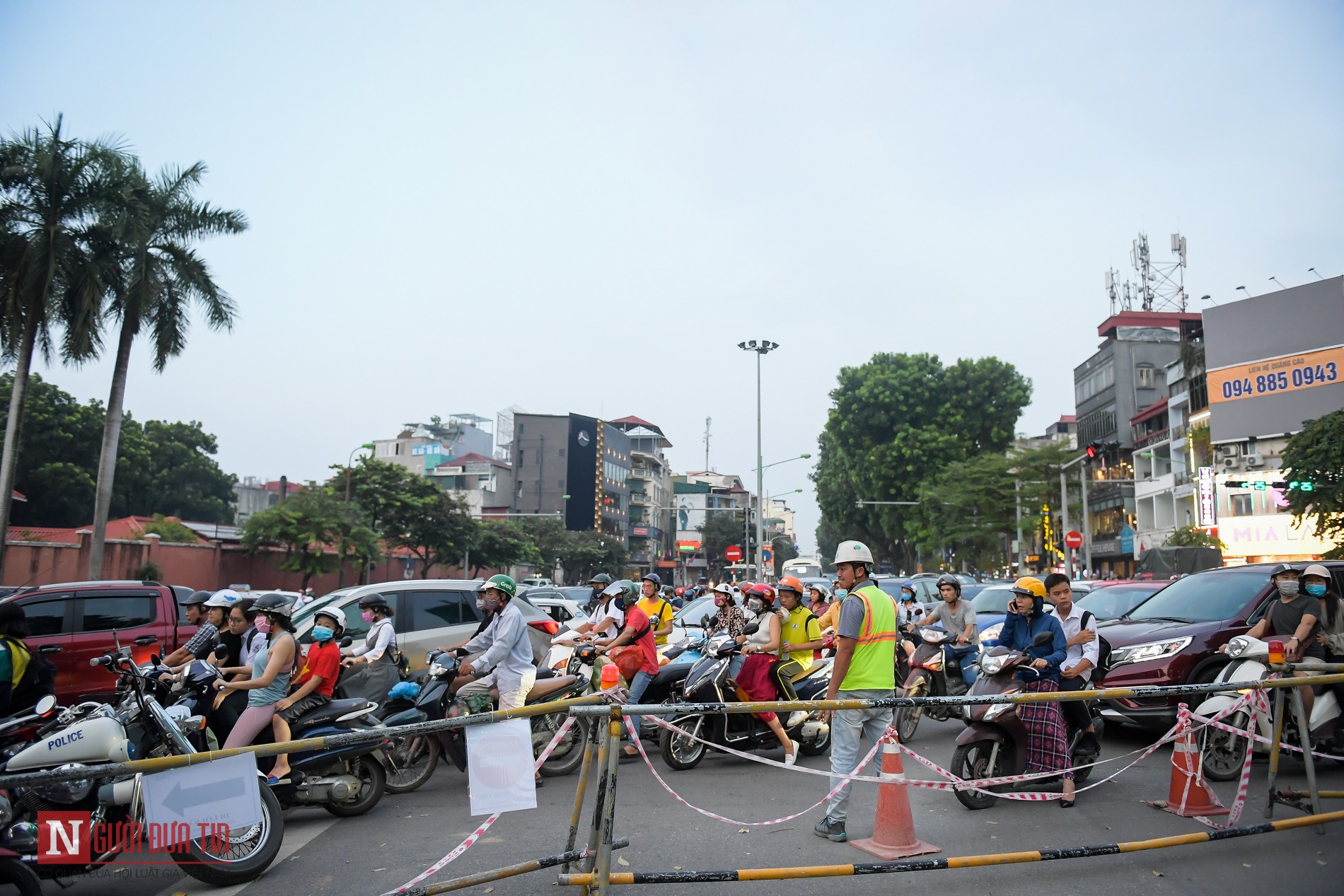 Tin nhanh - Hà Nội: Rào đường Kim Mã khiến giao thông ùn tắc 