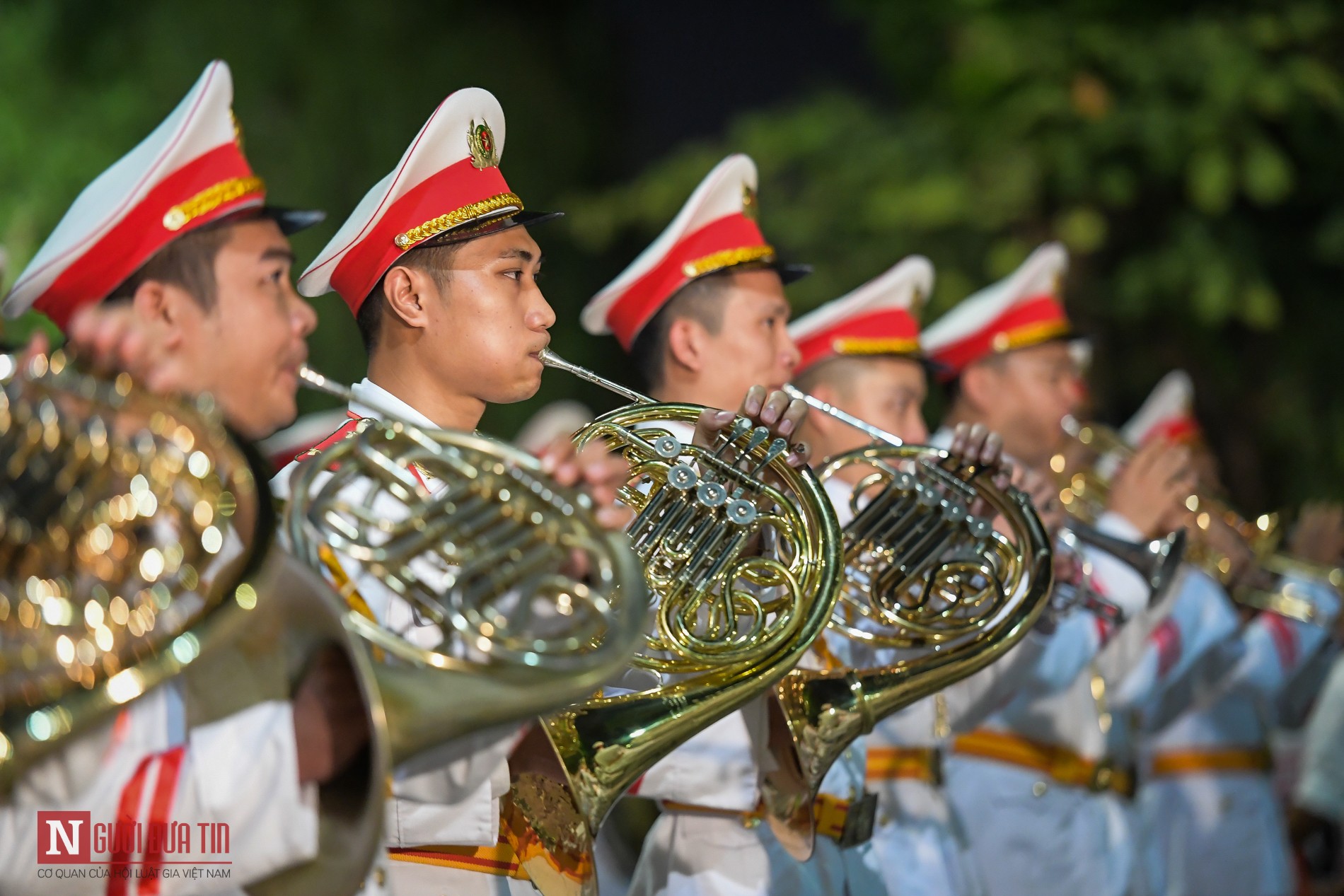 Tin nhanh - Đoàn nghi lễ Công an Nhân dân lần đầu tiên biểu diễn tại phố đi bộ hồ Hoàn Kiếm (Hình 5).