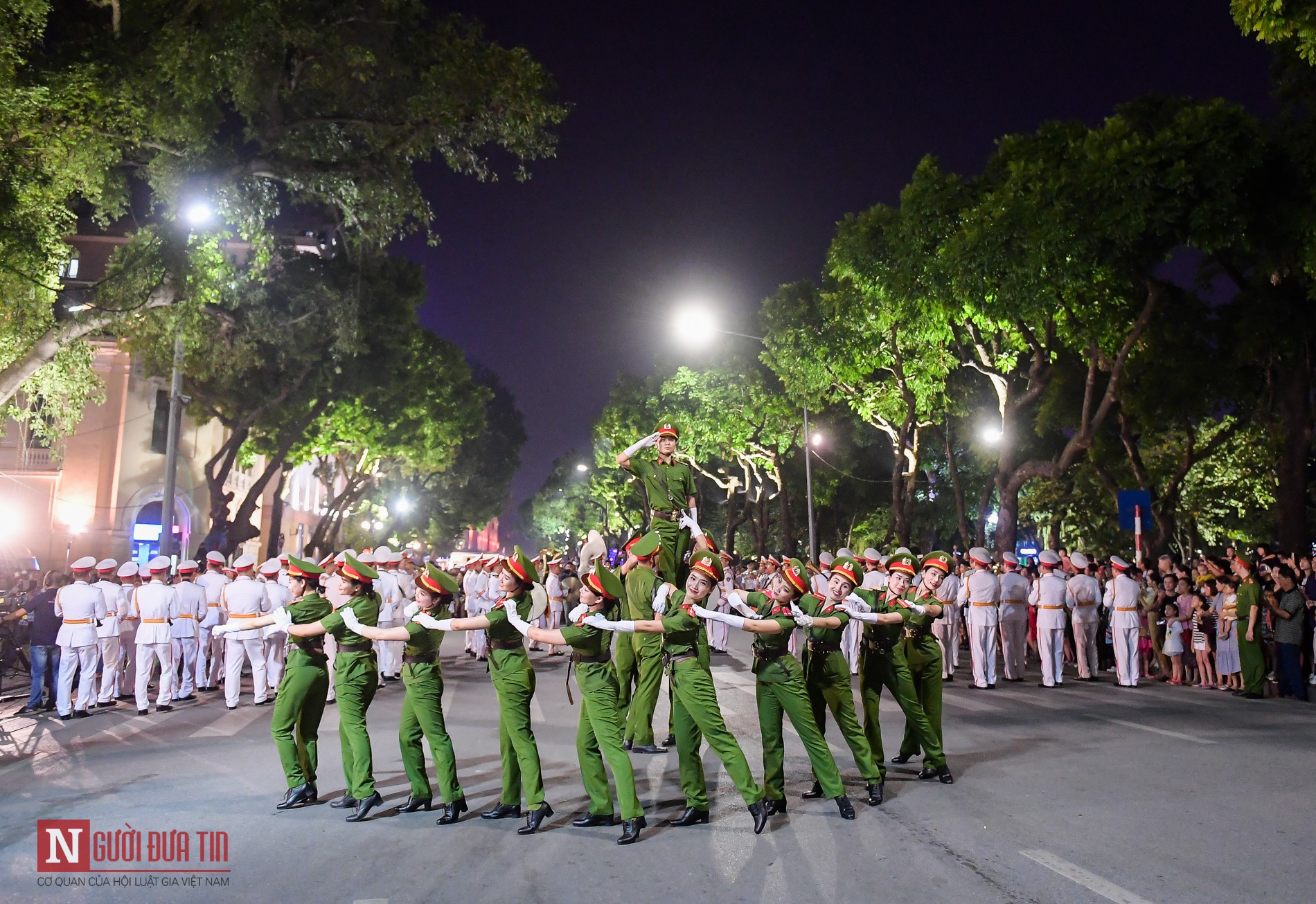 Tin nhanh - Ngất ngây nhan sắc nữ chiến sĩ Đoàn nghi lễ Bộ Công An