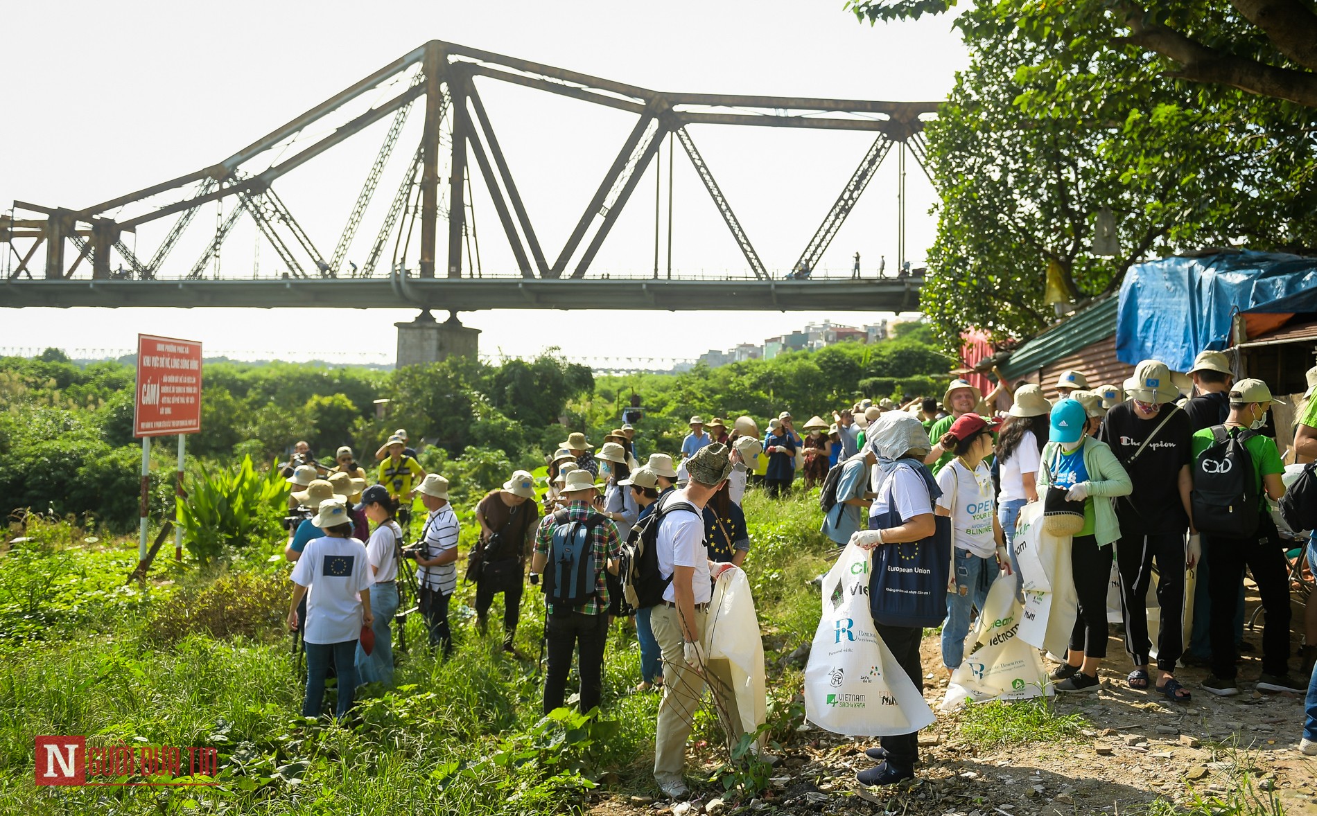 Tin nhanh - Hàng trăm tình nguyện viên dọn rác sông Hồng và dưới chân cầu Long Biên (Hình 18).