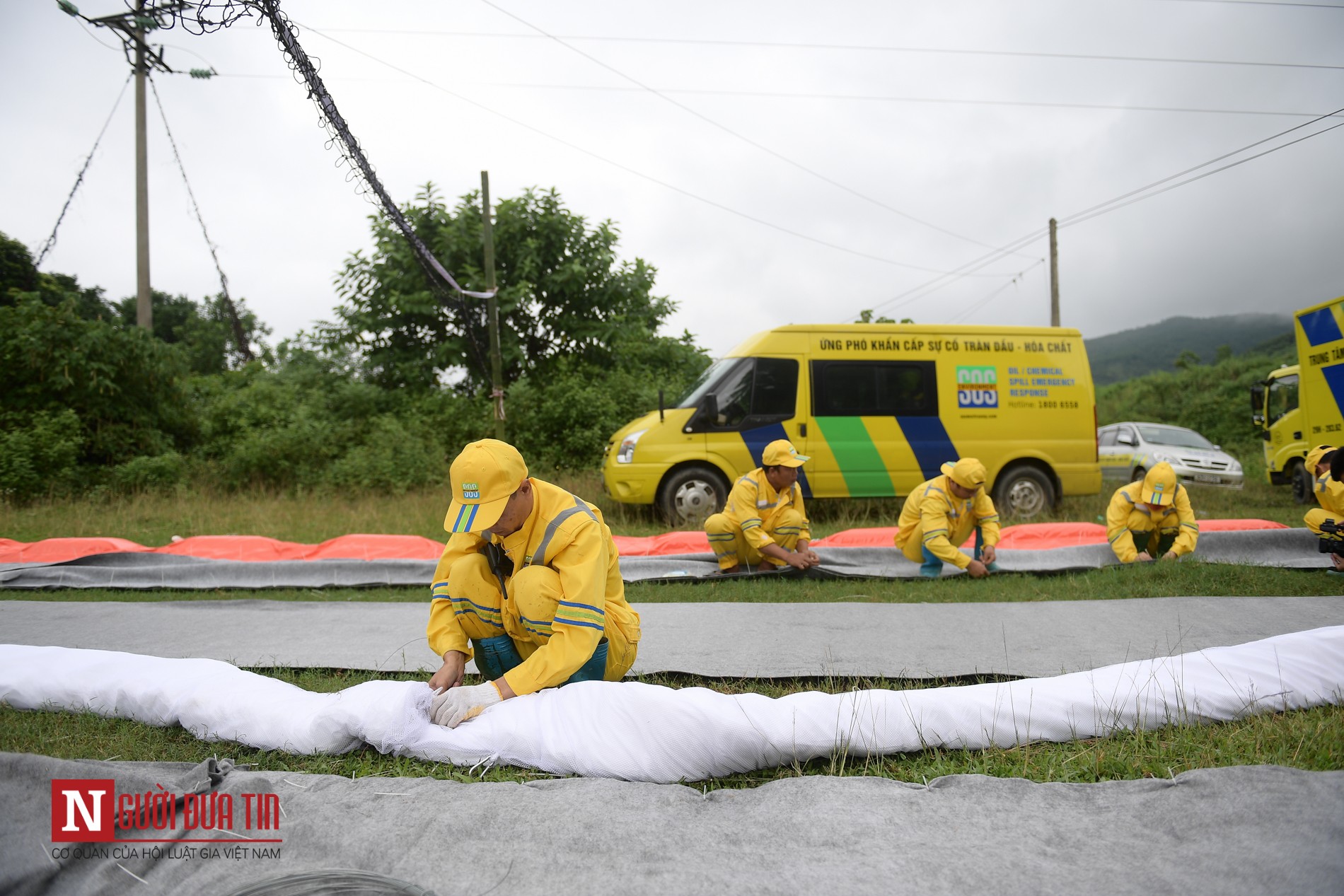 Tiêu dùng & Dư luận - Công ty Nước sạch sông Đà “gấp rút” đặt tấm lọc dầu sau nhiều ngày ô nhiễm (Hình 2).