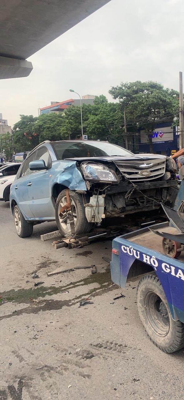 Tin nhanh - Ôtô “điên” tông hàng loạt xe máy giữa Thủ đô, 5 người bị thương (Hình 2).