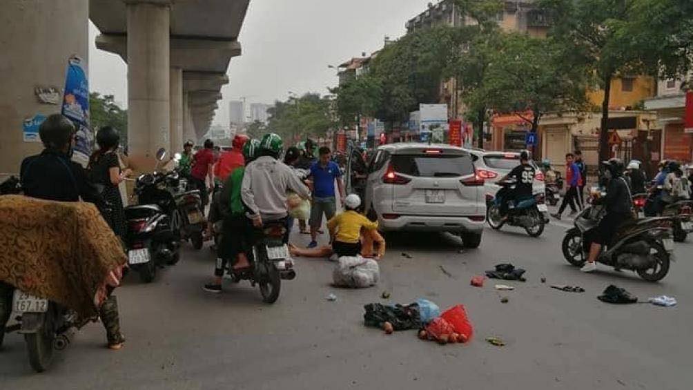 Tin nhanh - Ôtô “điên” tông hàng loạt xe máy giữa Thủ đô, 5 người bị thương