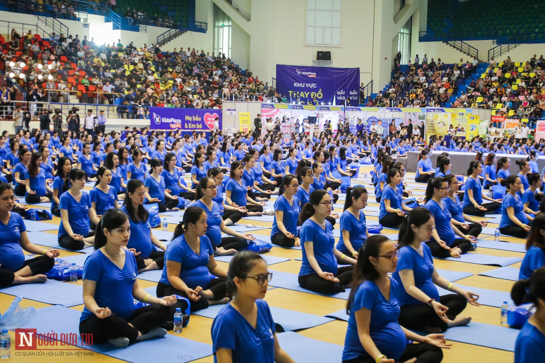 Gia đình - 500 mẹ bầu tập yoga lập kỷ lục Đông Nam Á (Hình 3).