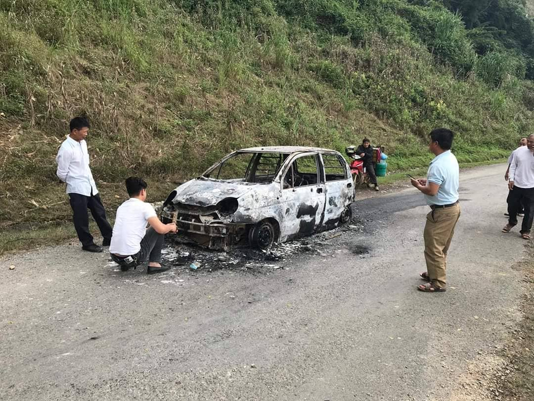 Tin nhanh - Sơn La: Xe ô tô bất ngờ cháy rụi khi đang di chuyển (Hình 3).