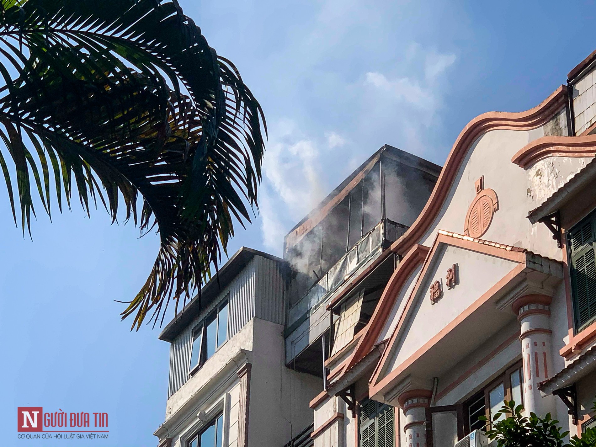 Tin nhanh - Hà Nội: Cháy lớn chung cư mini, nhiều người hoảng loạn thoát thân (Hình 2).