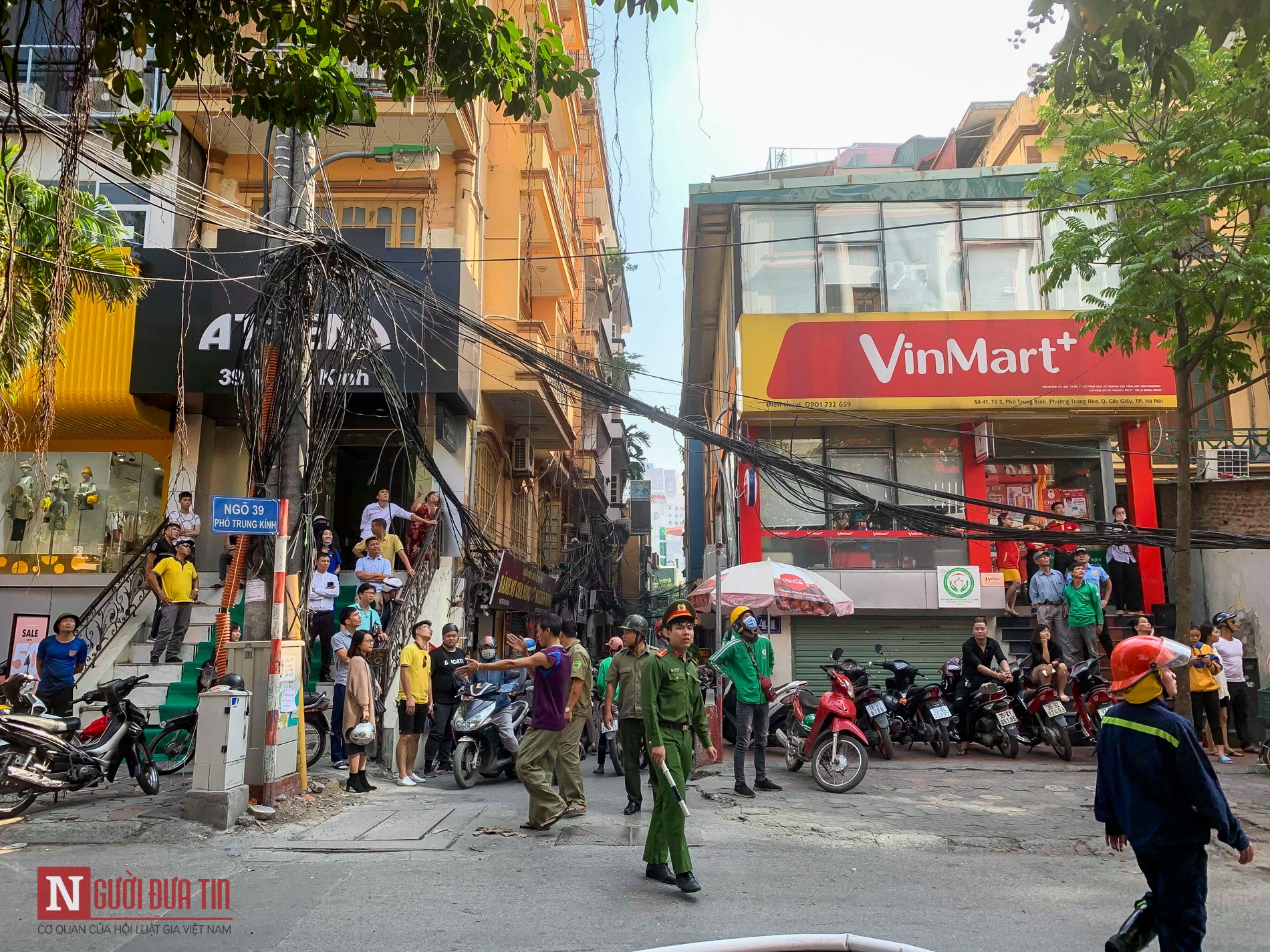 Tin nhanh - Hà Nội: Cháy lớn chung cư mini, nhiều người hoảng loạn thoát thân (Hình 7).
