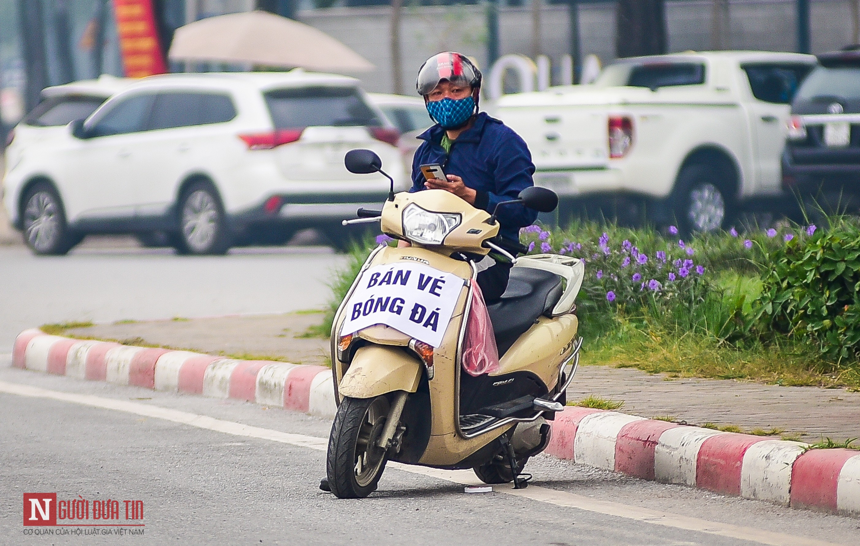 Tin nhanh - Vé chợ đen “lộng hành” trước trận đấu Việt Nam- UAE (Hình 4).