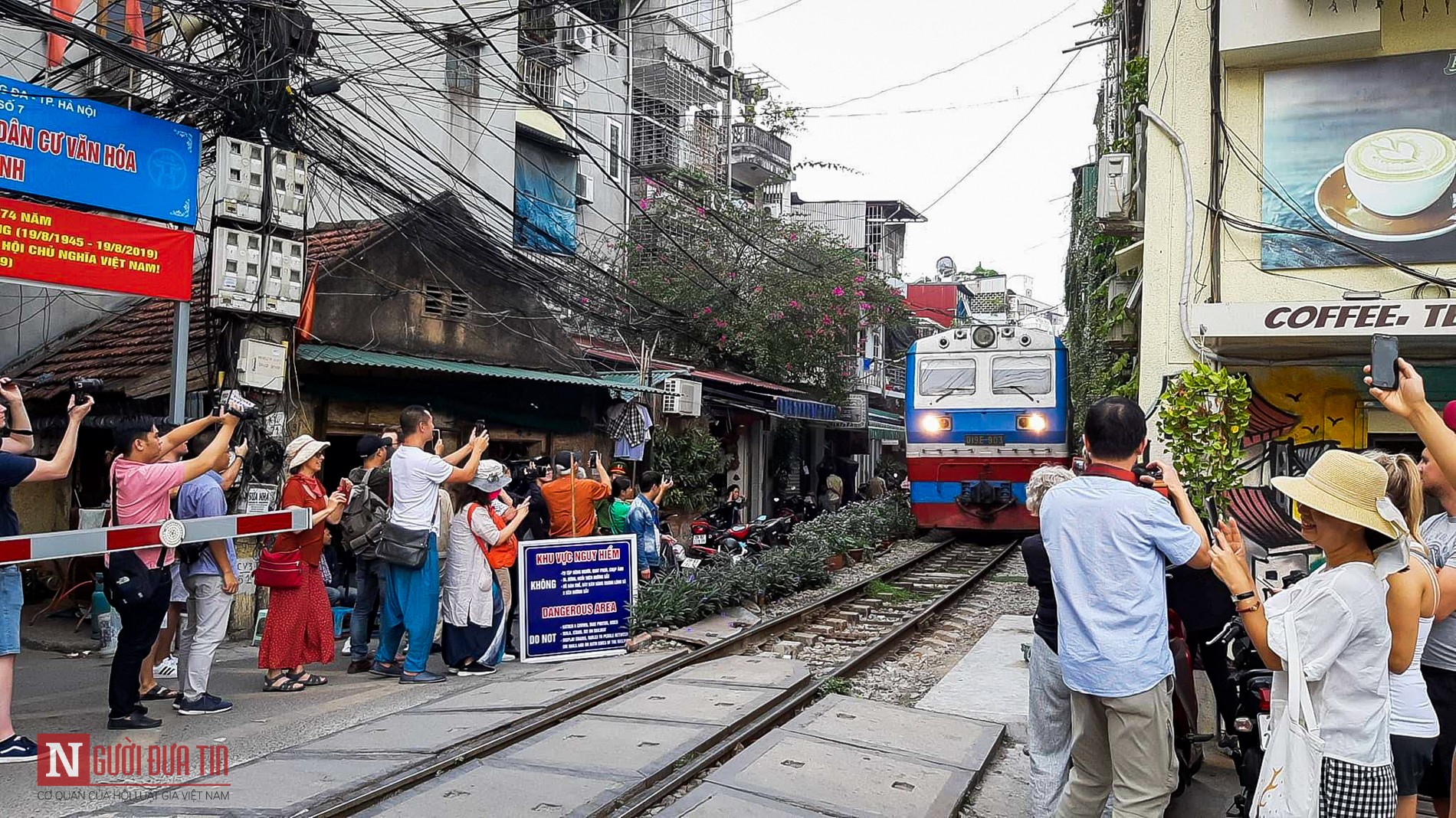 Tin nhanh - Hà Nội: Tiếp tục 'khai tử xóm cà phê đường tàu 2”