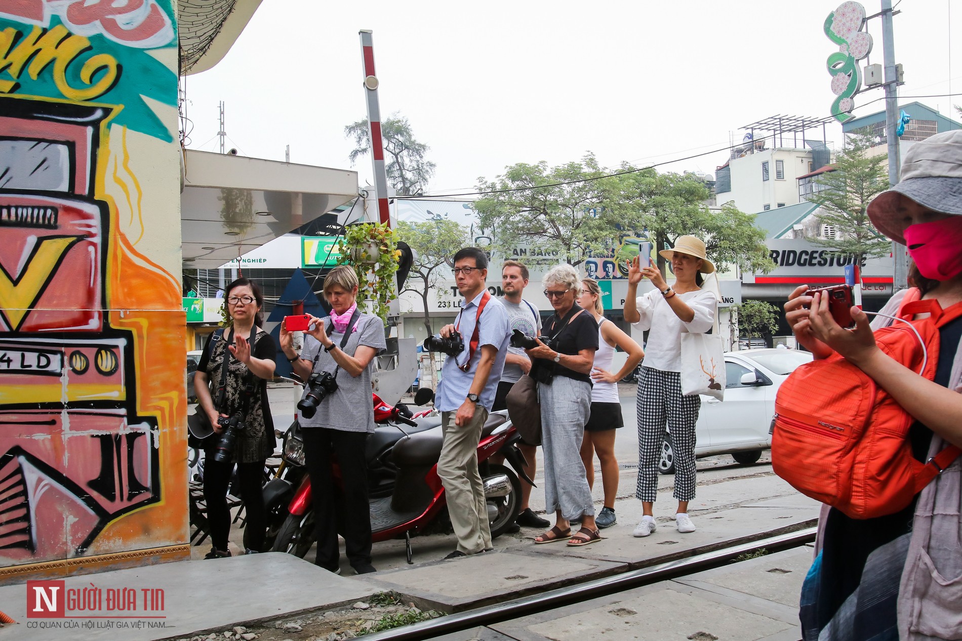 Tin nhanh - Hà Nội: Tiếp tục 'khai tử xóm cà phê đường tàu 2” (Hình 9).