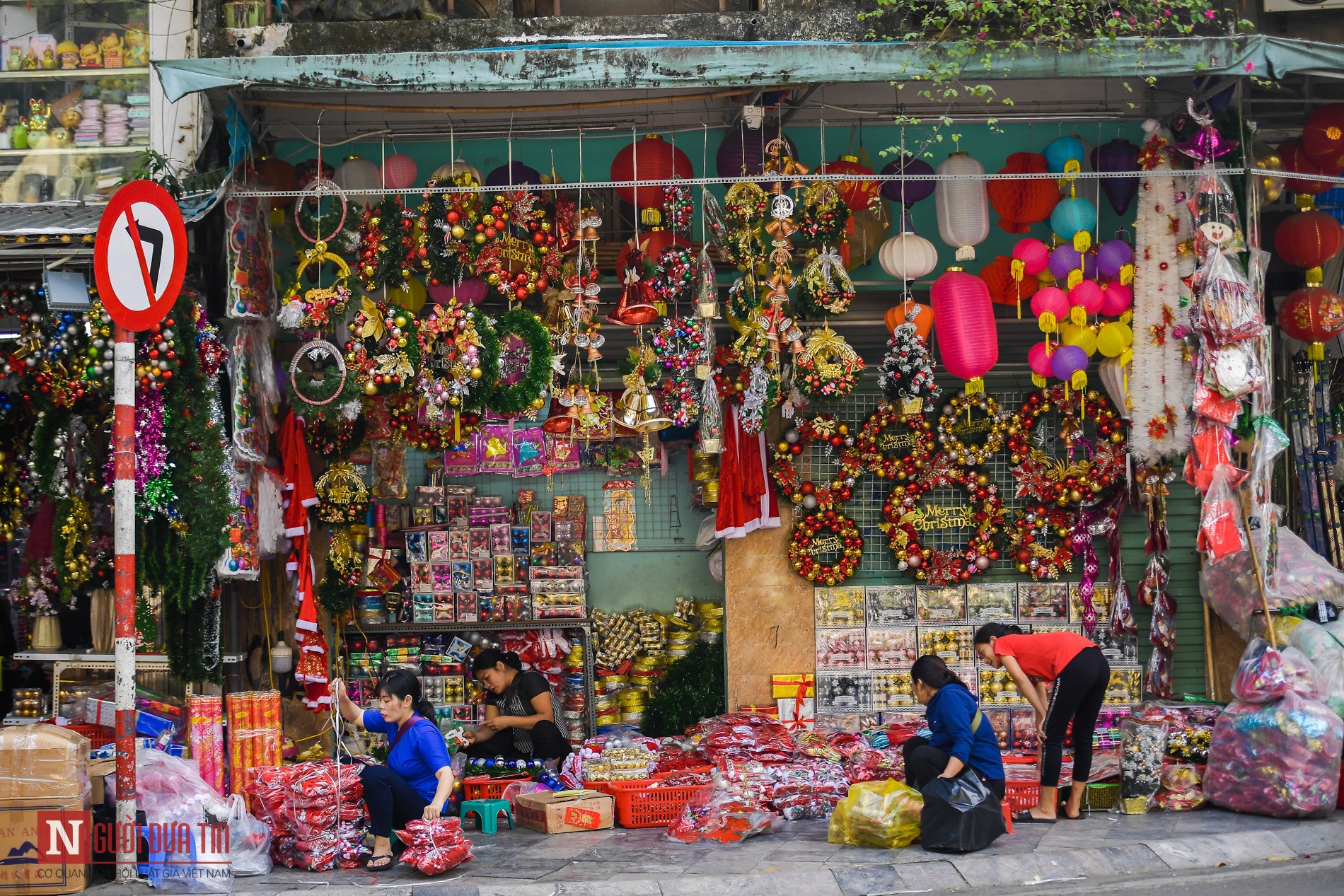 Tin nhanh - Hà Nội: Thị trường quà tặng, trang trí giáng sinh nhộn nhịp tại phố Hàng Mã (Hình 2).