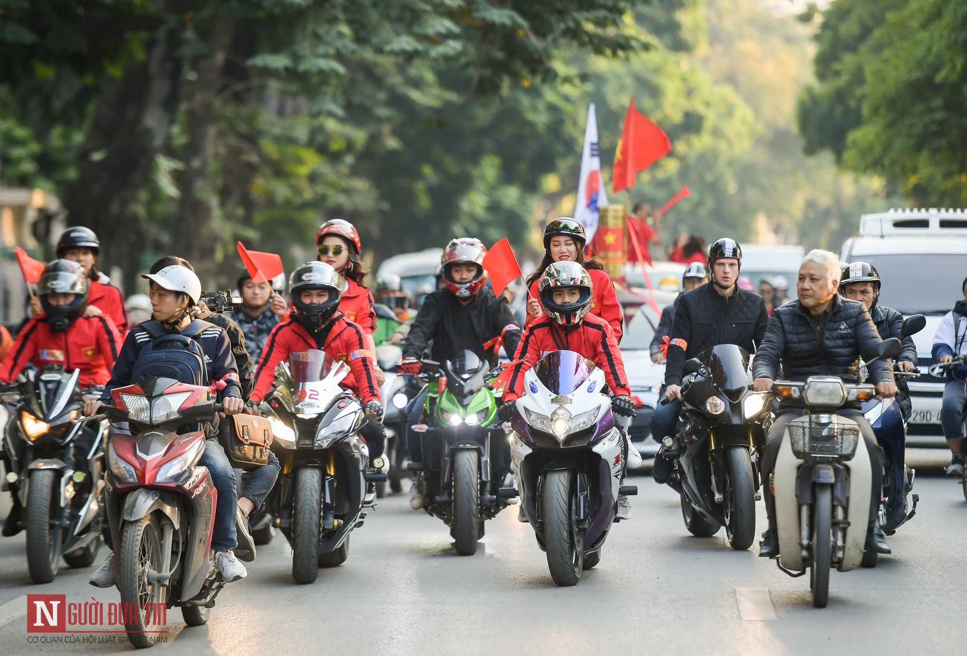 Tin nhanh - Dàn xe phân khối lớn náo loạn đường phố Hà Nội, tiếp lửa U22 Việt Nam lấy vàng SAE games (Hình 3).