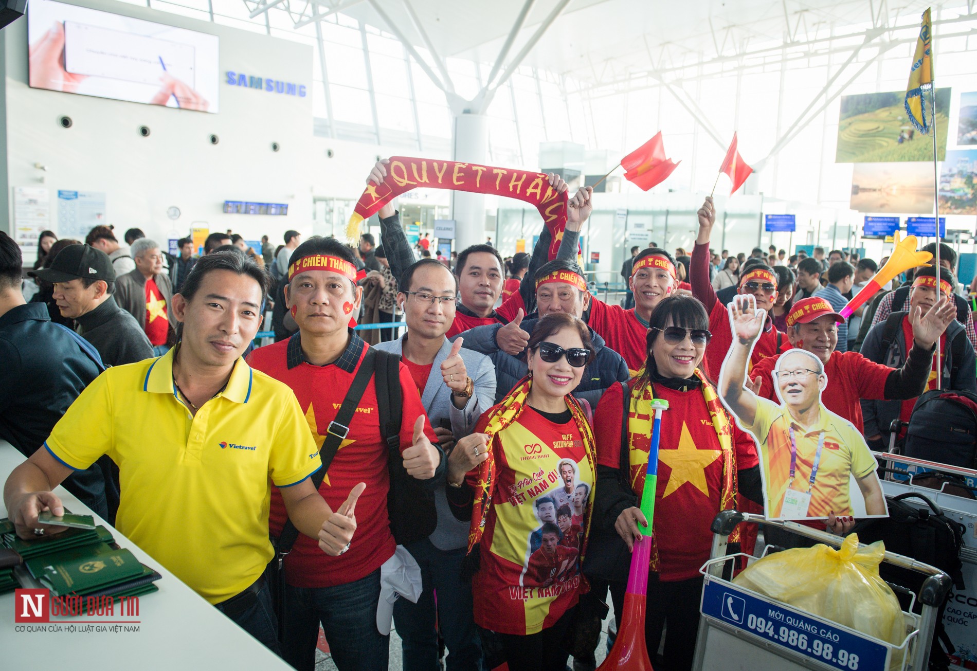 Tin nhanh - Hàng trăm cổ động viên nhuộm đỏ sân bay, lên đường cổ vũ đội tuyển U22 Việt Nam (Hình 2).