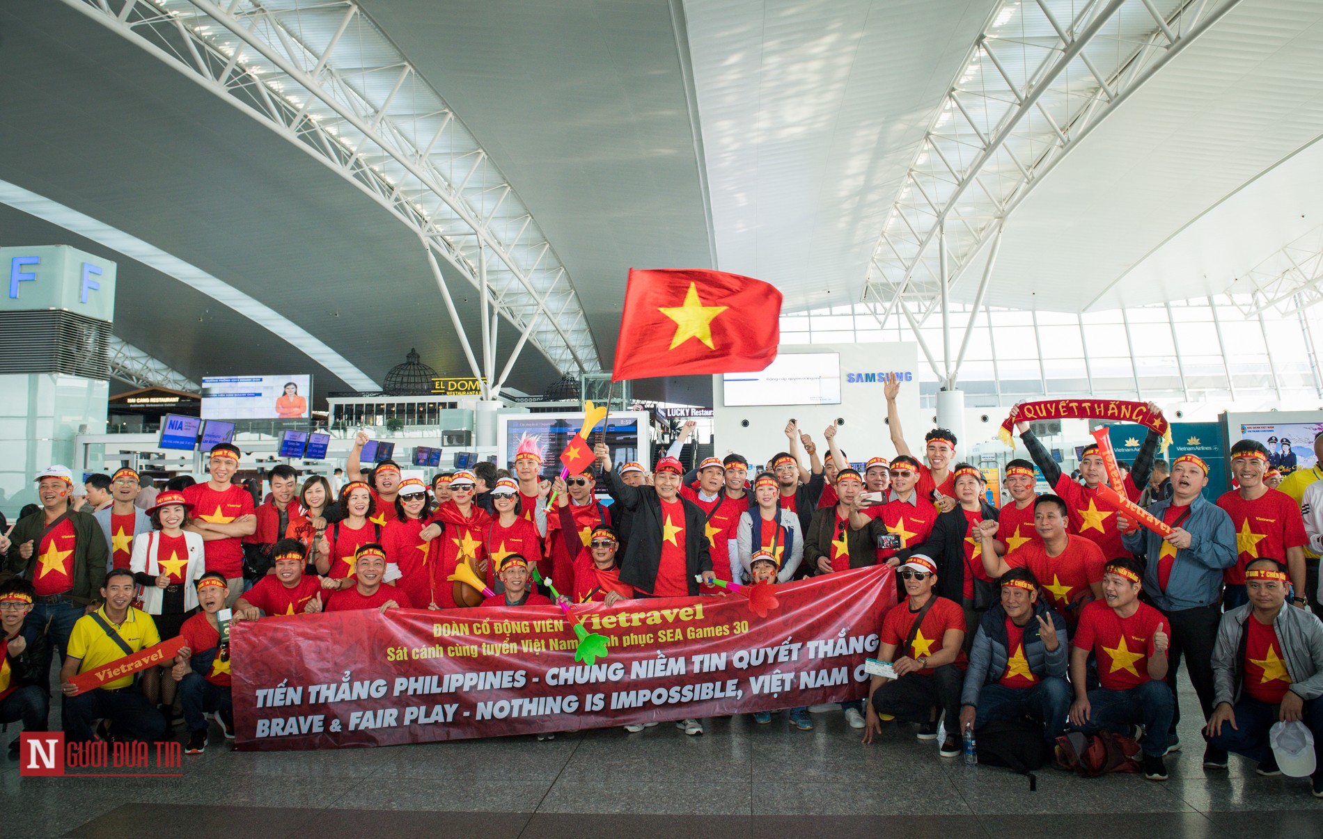 Tin nhanh - Hàng trăm cổ động viên nhuộm đỏ sân bay, lên đường cổ vũ đội tuyển U22 Việt Nam