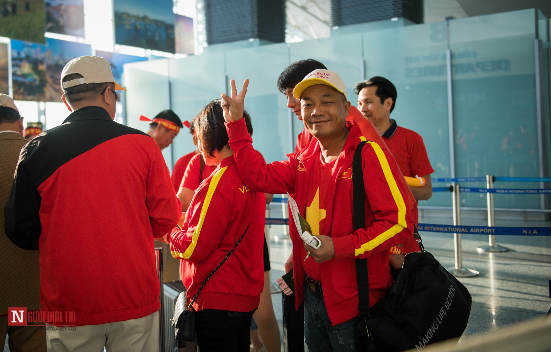 Tin nhanh - Hàng trăm cổ động viên nhuộm đỏ sân bay, lên đường cổ vũ đội tuyển U22 Việt Nam (Hình 11).