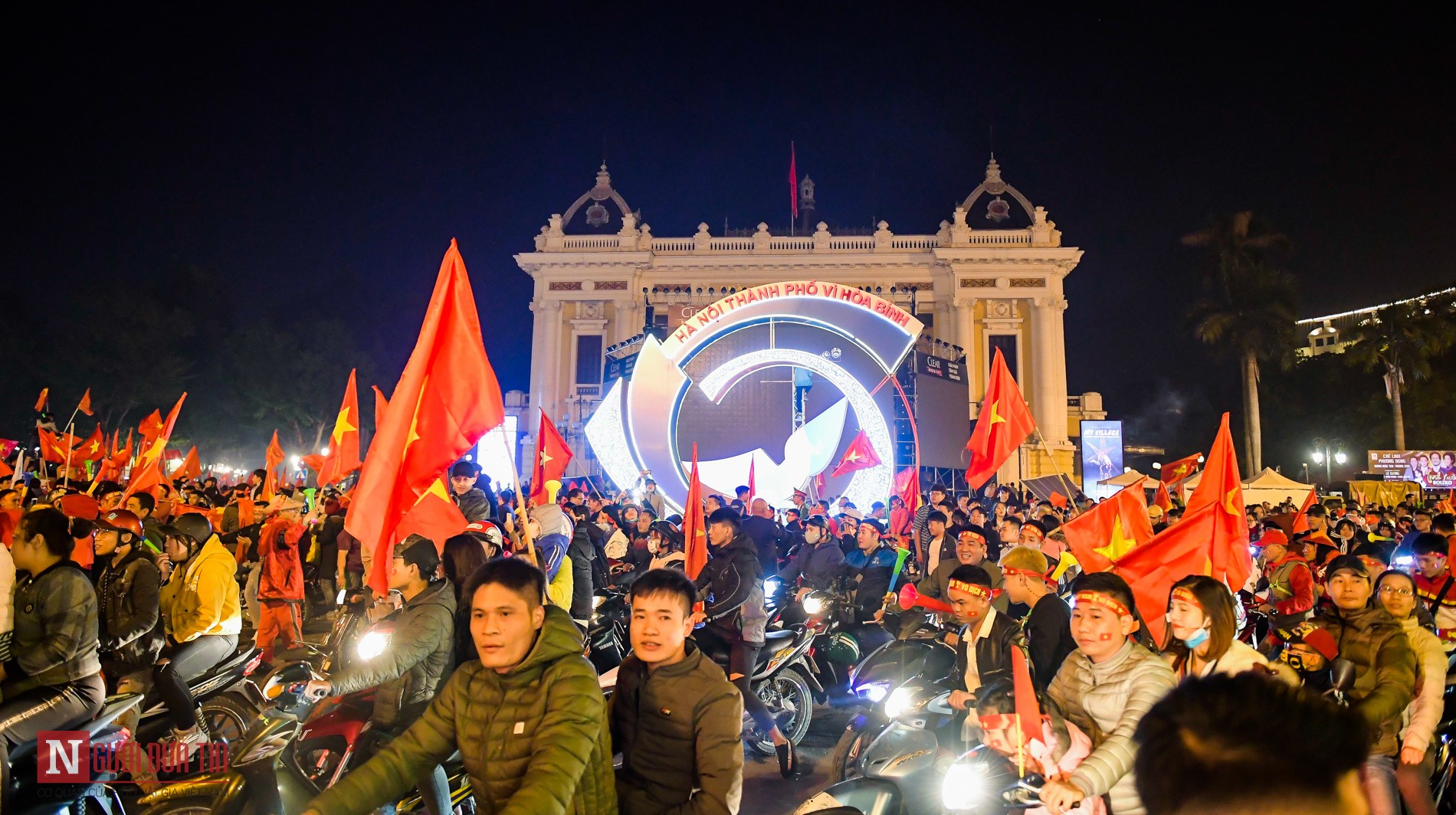 Tin nhanh - Chùm ảnh: Một đêm không ngủ của người hâm mộ bóng đá Việt Nam (Hình 4).