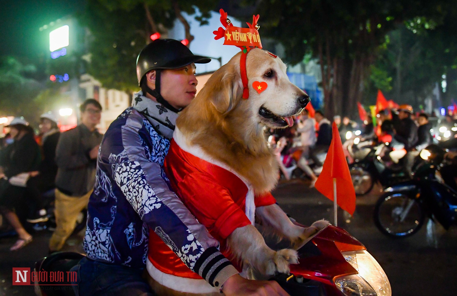 Tin nhanh - Chùm ảnh: Một đêm không ngủ của người hâm mộ bóng đá Việt Nam (Hình 19).