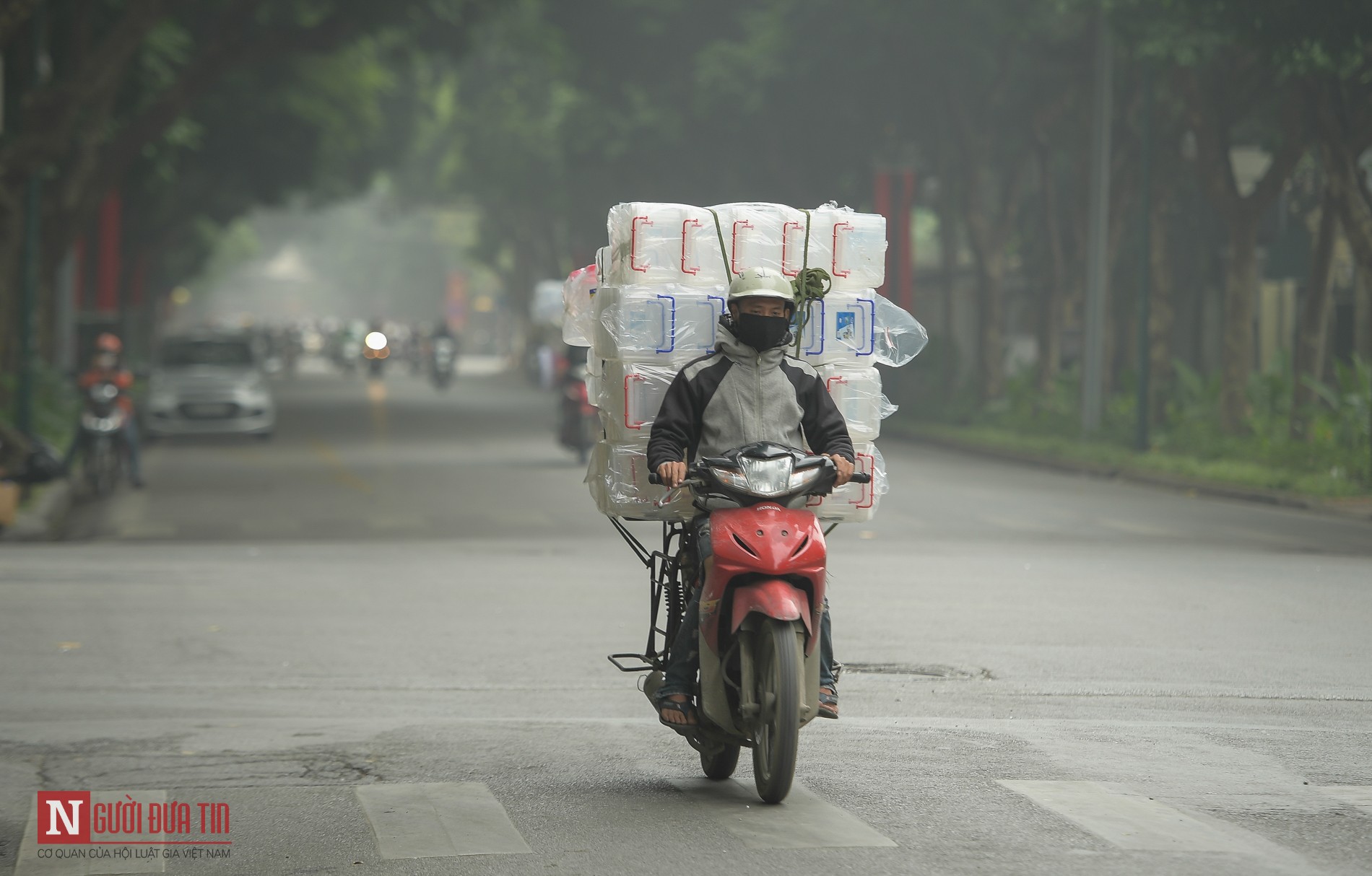 Tin nhanh - Chùm ảnh: Hà Nội “hóa” Sa Pa, thành phố chìm ngập trong biển sương mù (Hình 8).