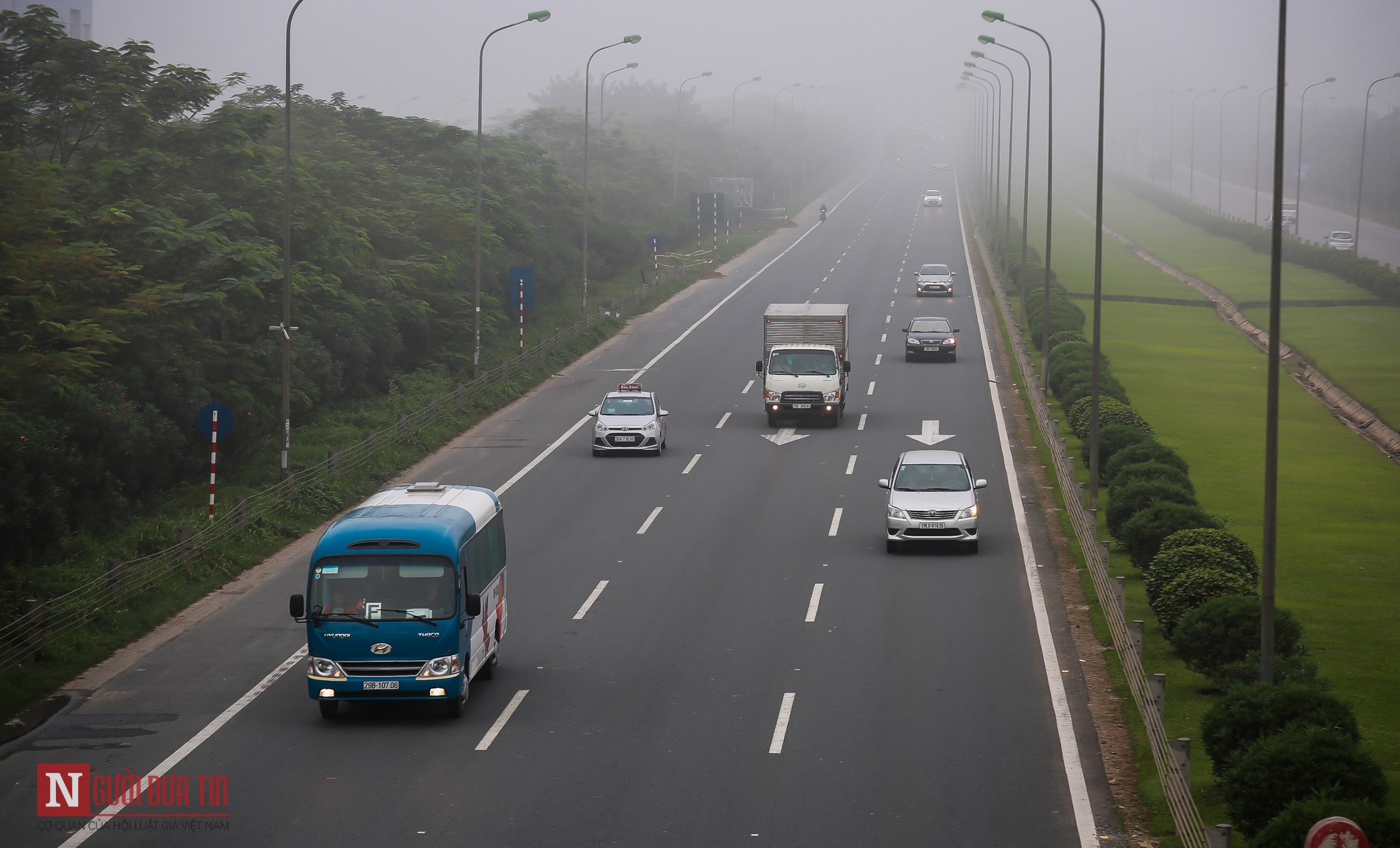 Tin nhanh - Chùm ảnh: Hà Nội “hóa” Sa Pa, thành phố chìm ngập trong biển sương mù (Hình 3).