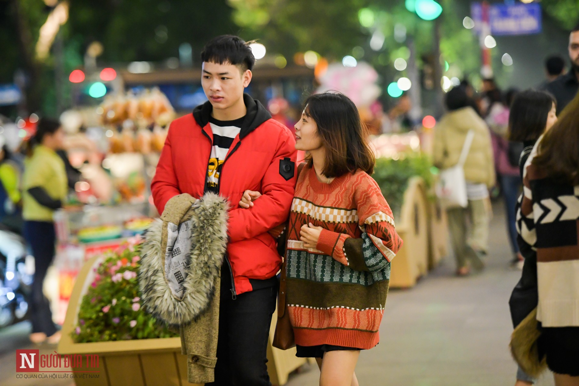 Dân sinh - Nam thanh nữ tú thoải mái trao nhau nụ hôn ngọt ngào đêm Giáng sinh (Hình 4).