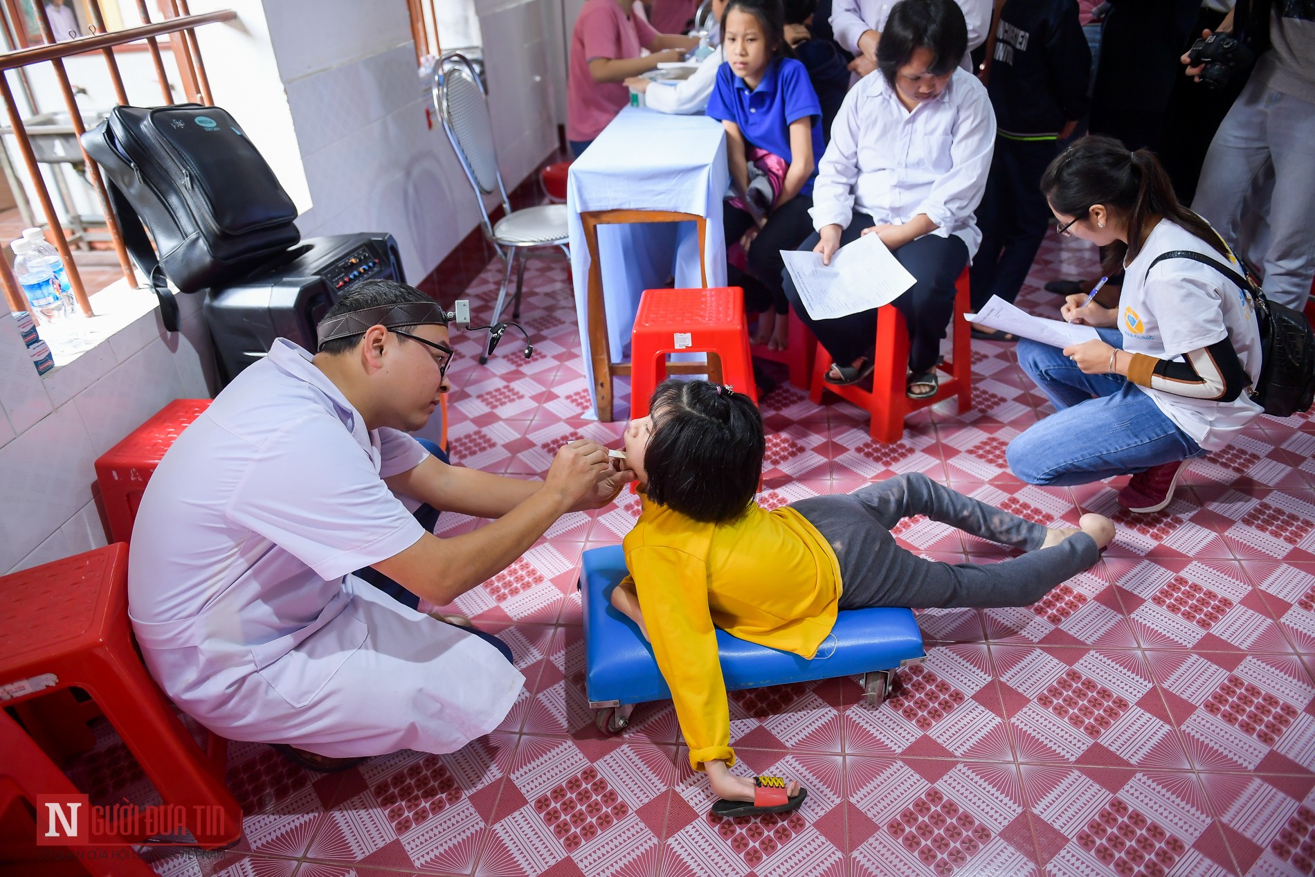 Tin nhanh - Nam Định: Trẻ em mồ côi khuyết tật được thăm khám, cấp thuốc miễn phí trong những ngày giáp tết (Hình 10).