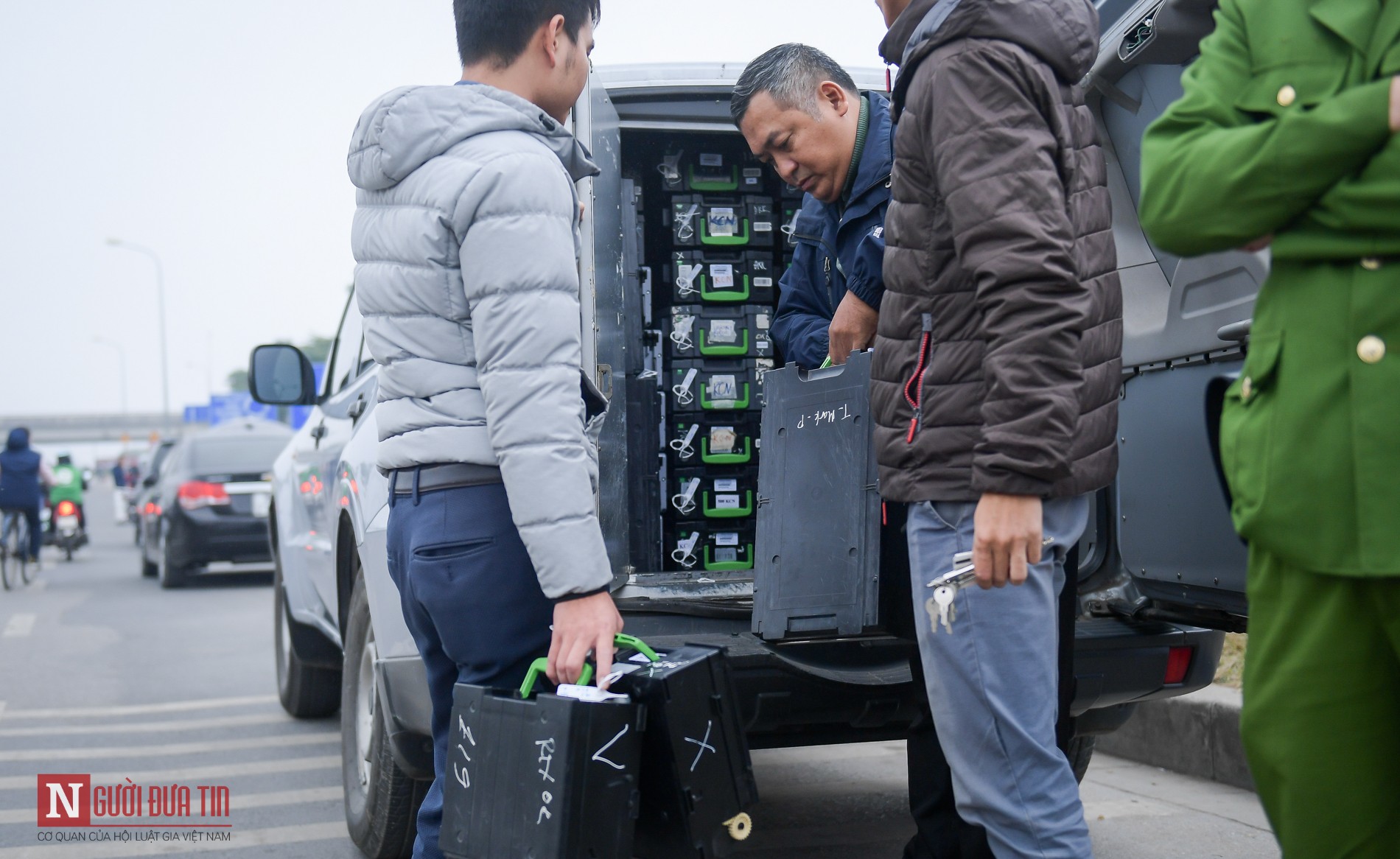 Tài chính - Ngân hàng - Chịu lạnh hàng giờ, bế con nhỏ chờ tới lượt rút tiền tiêu Tết (Hình 12).