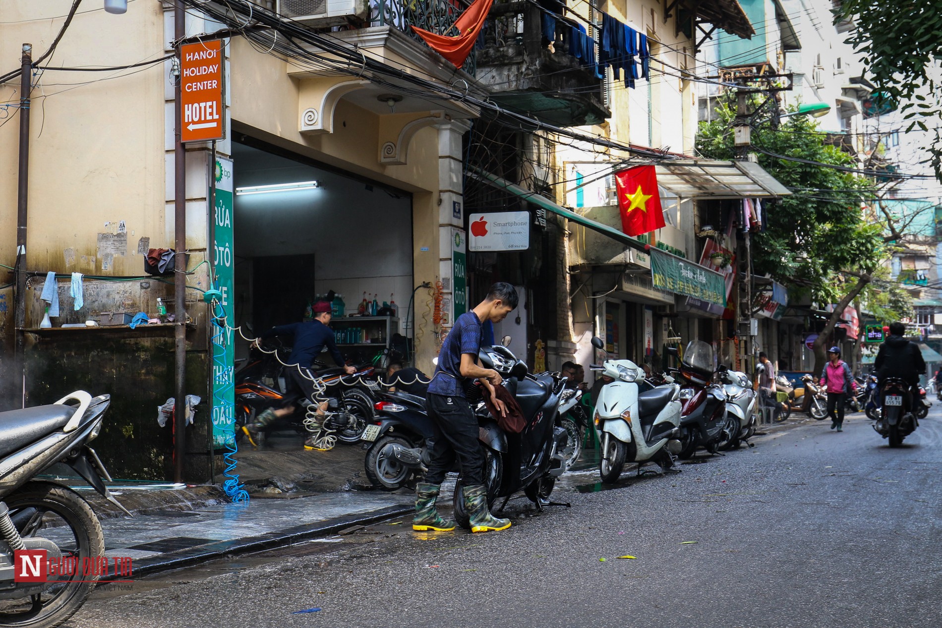 Tin nhanh - 'Phố rửa xe” Hà Nội tất bật kiếm bạc triệu mỗi ngày dịp cận Tết