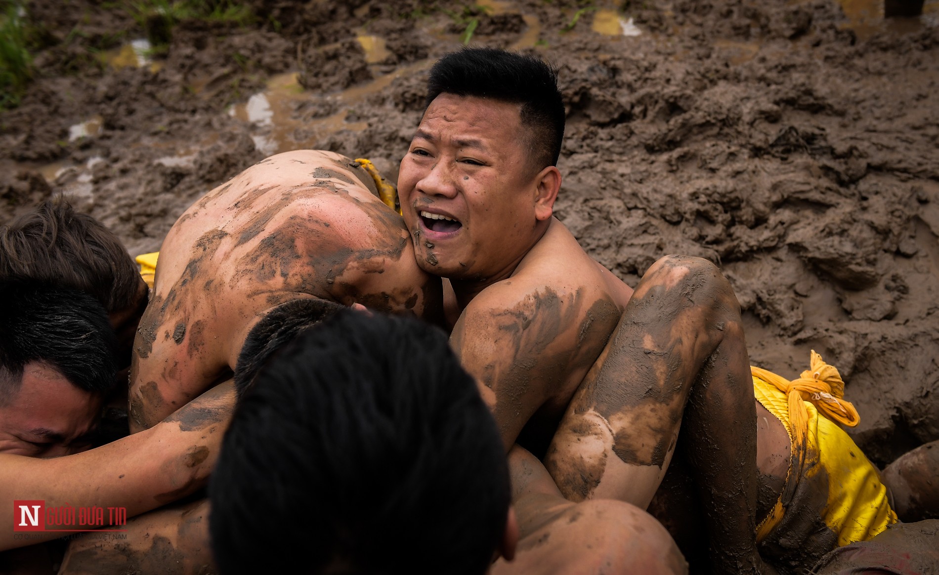 Tin nhanh - Trai làng Nam Định mình trần mặc khố cướp trái giữa ruộng bùn (Hình 12).