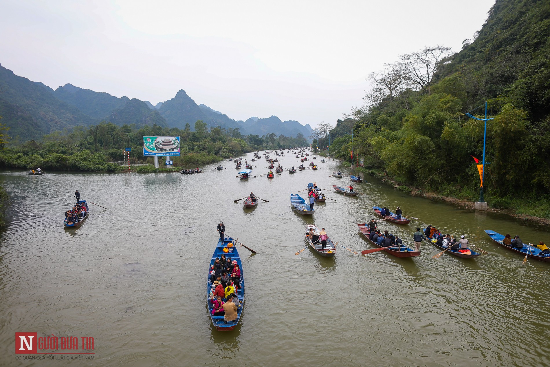 Văn hoá - Hàng vạn du khách ùn ùn đổ về Chùa Hương trước giờ khai hội (Hình 2).