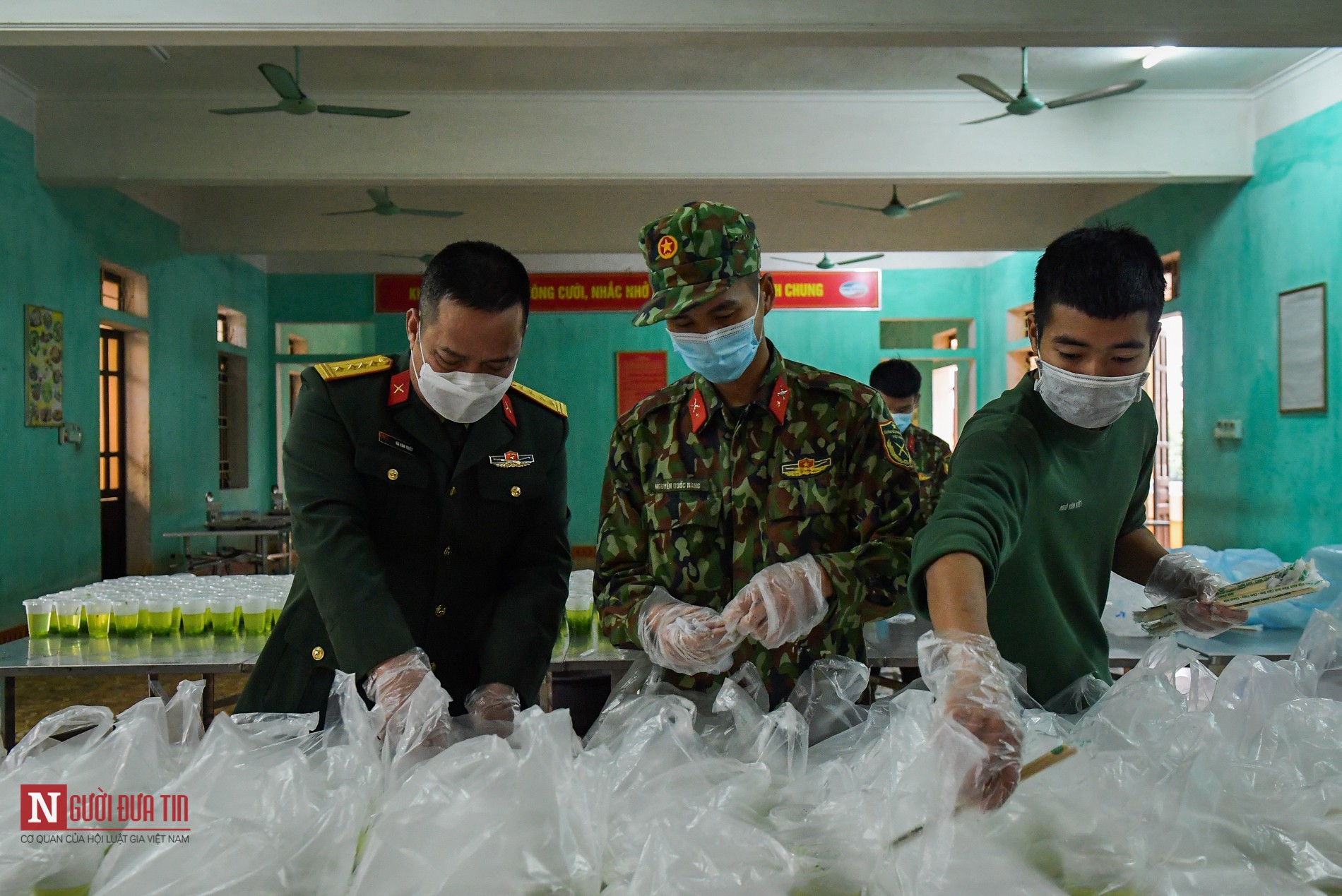 Tin nhanh - Lạng Sơn: Nhộn nhịp căn bếp ấm tình quân dân tại trại cách ly (Hình 14).