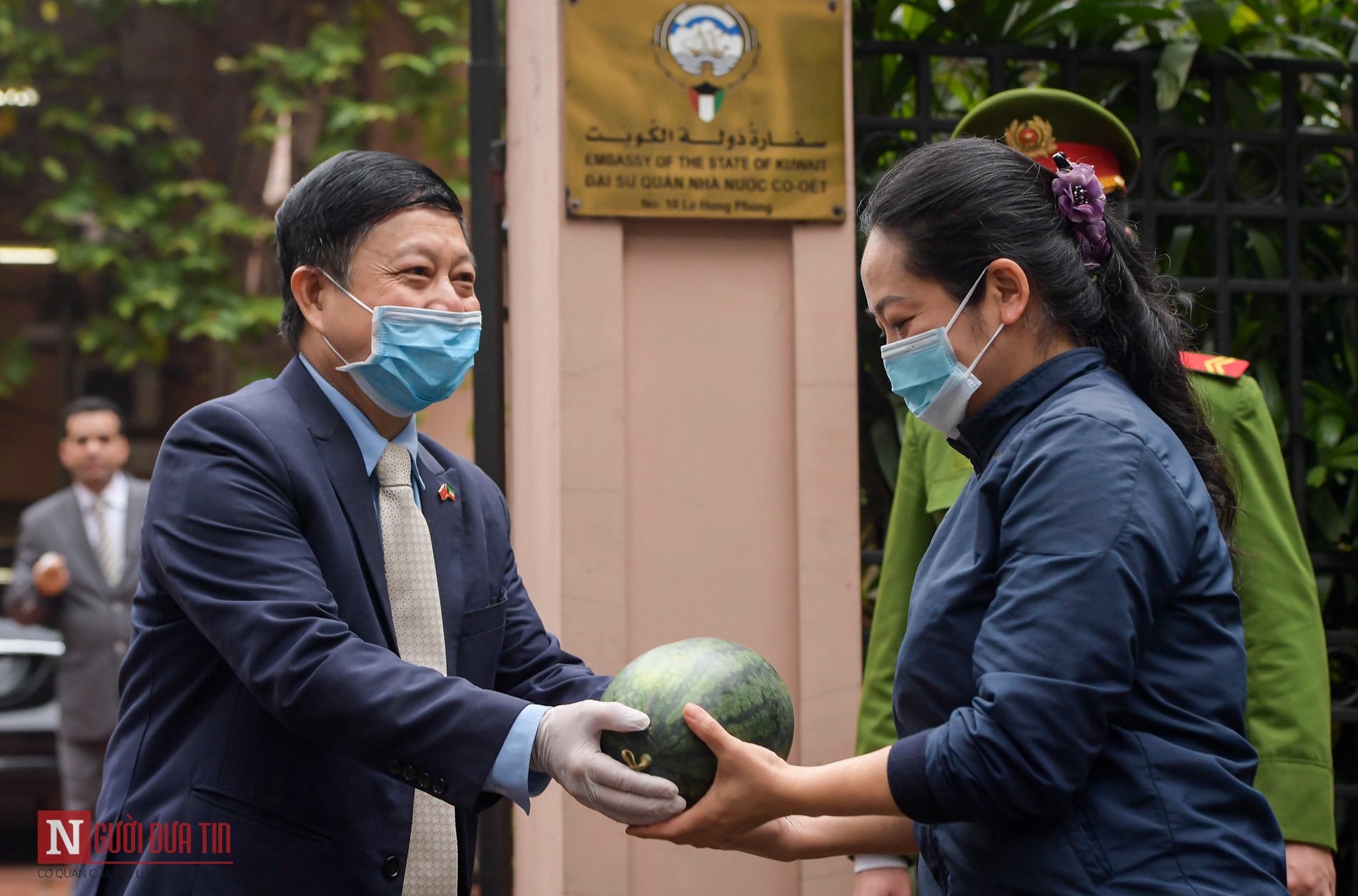 Tin nhanh - Đại sứ quán Cô-Oét phát miễn phí 2 tấn dưa hấu giữa mùa dịch COVID - 19 (Hình 6).