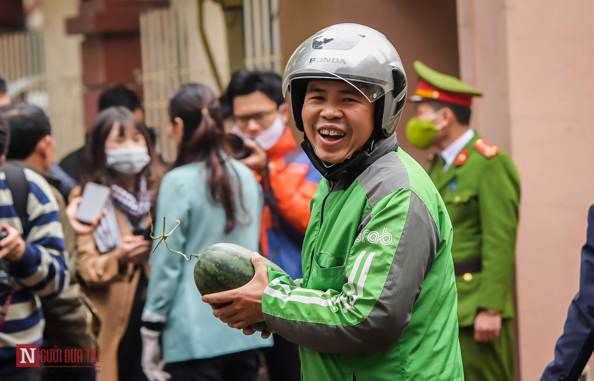 Tin nhanh - Đại sứ quán Cô-Oét phát miễn phí 2 tấn dưa hấu giữa mùa dịch COVID - 19 (Hình 9).