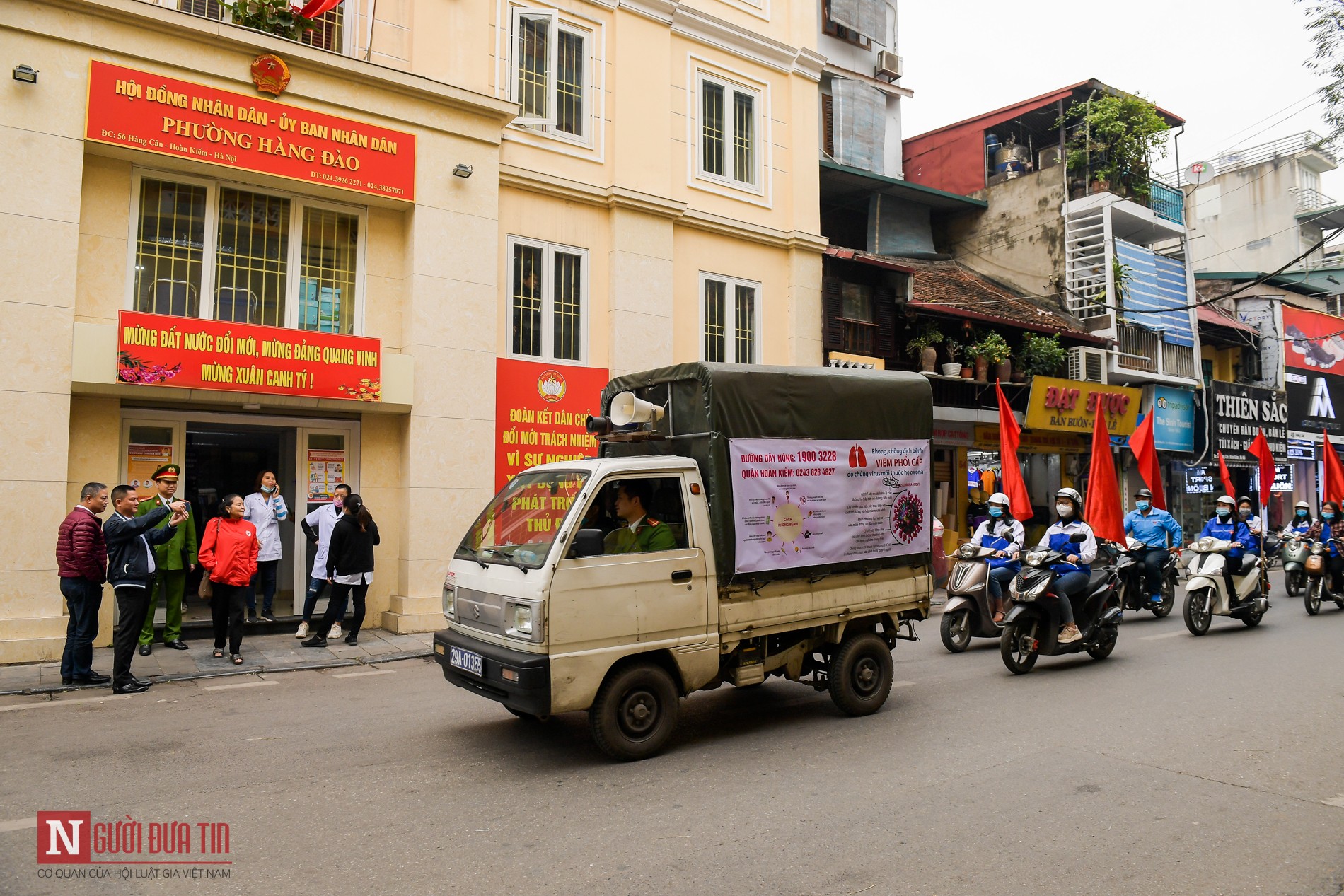 Tin nhanh - Người dân xếp hàng dài nhận nước rửa tay miễn phí (Hình 9).